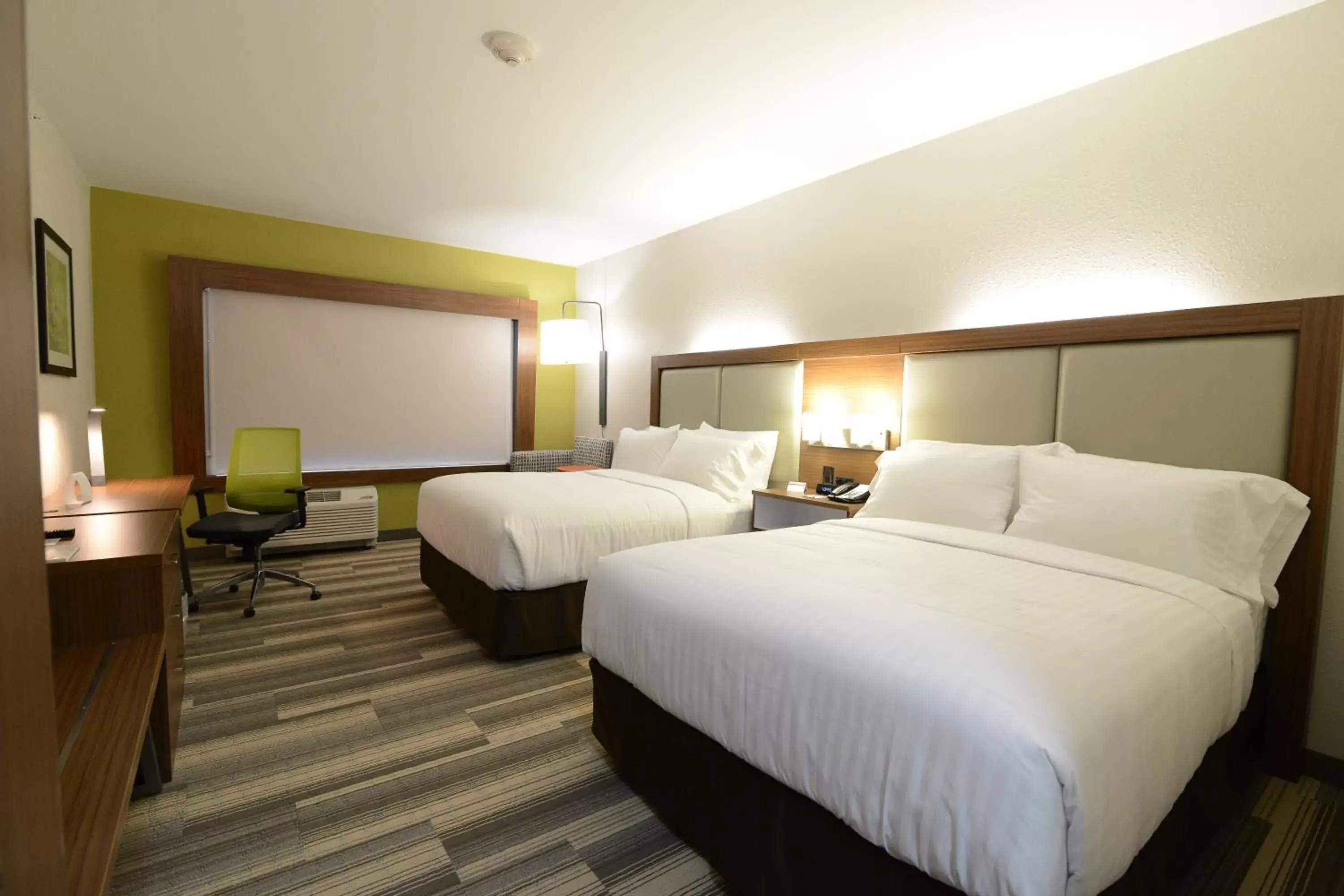 Photo of the whole room, Bed in Holiday Inn Express & Suites Chicago North Shore - Niles, an IHG Hotel