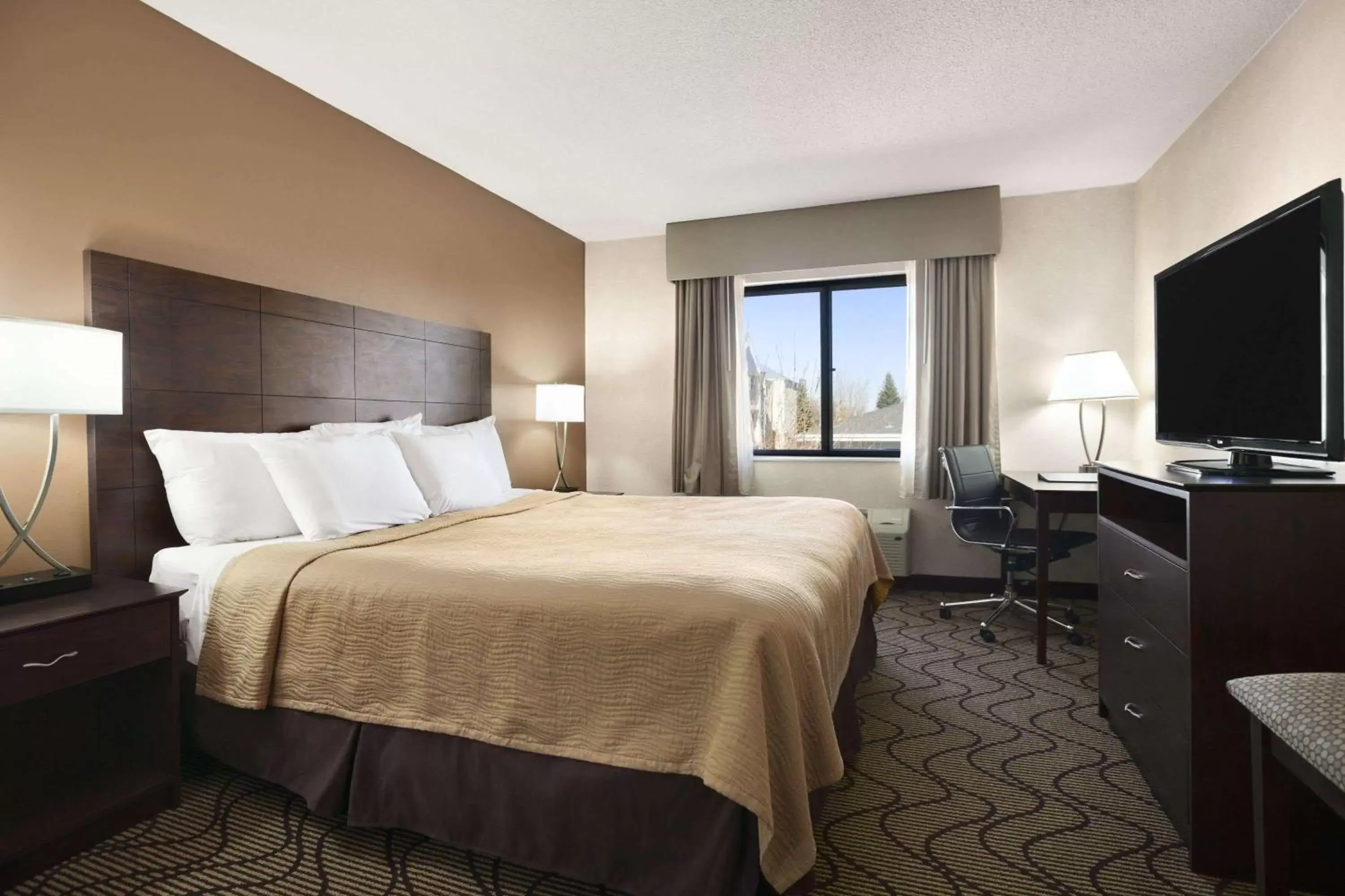 Photo of the whole room, Bed in Days Inn by Wyndham Columbia Mall