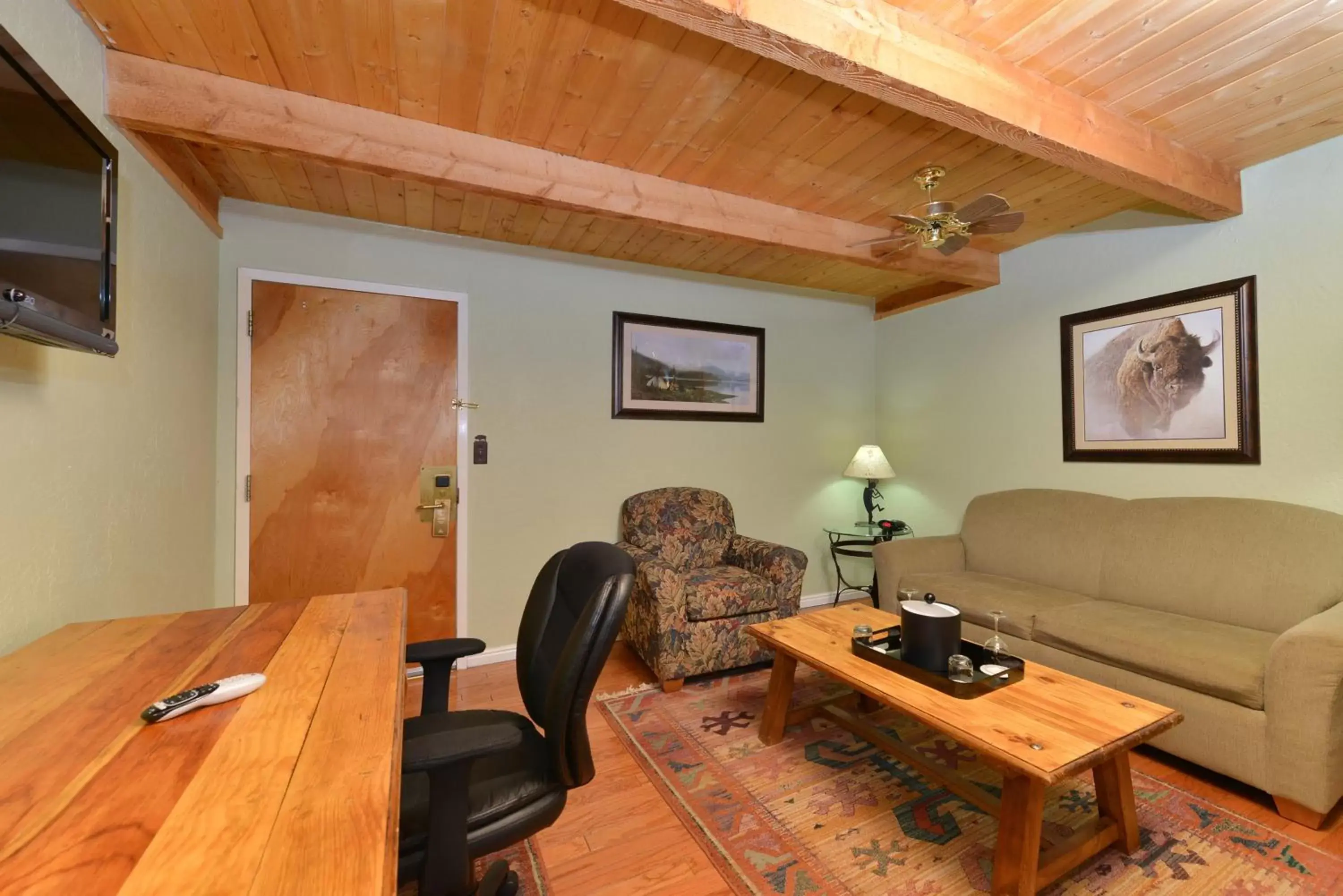 Living room in The Boulder Creek Lodge Living room in The Boulder Creek Lodge