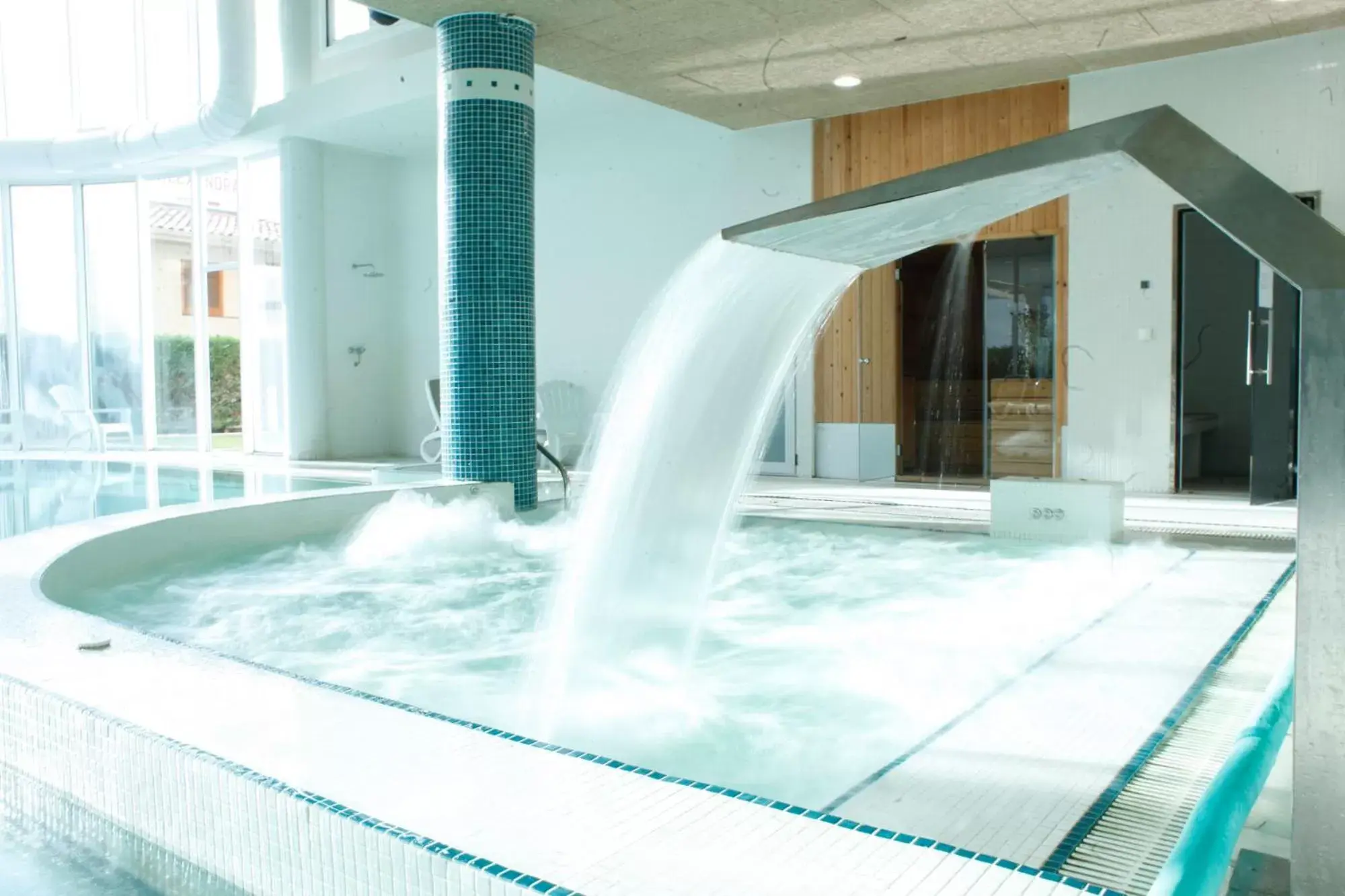 Hot Tub, Swimming Pool in HOTEL & APARTAMENTS THALASSA Sport & Spa