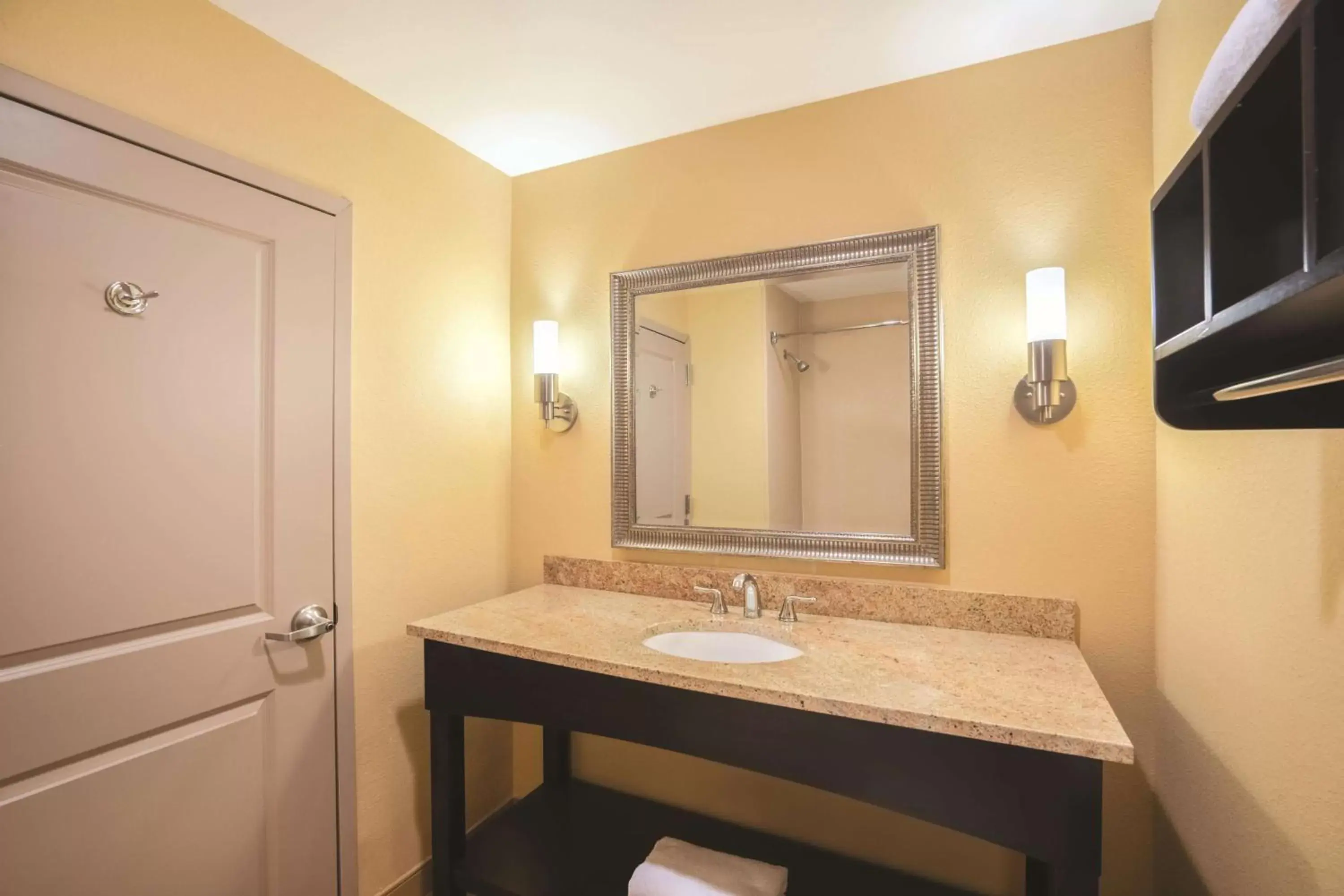 Photo of the whole room, Bathroom in La Quinta by Wyndham Verona