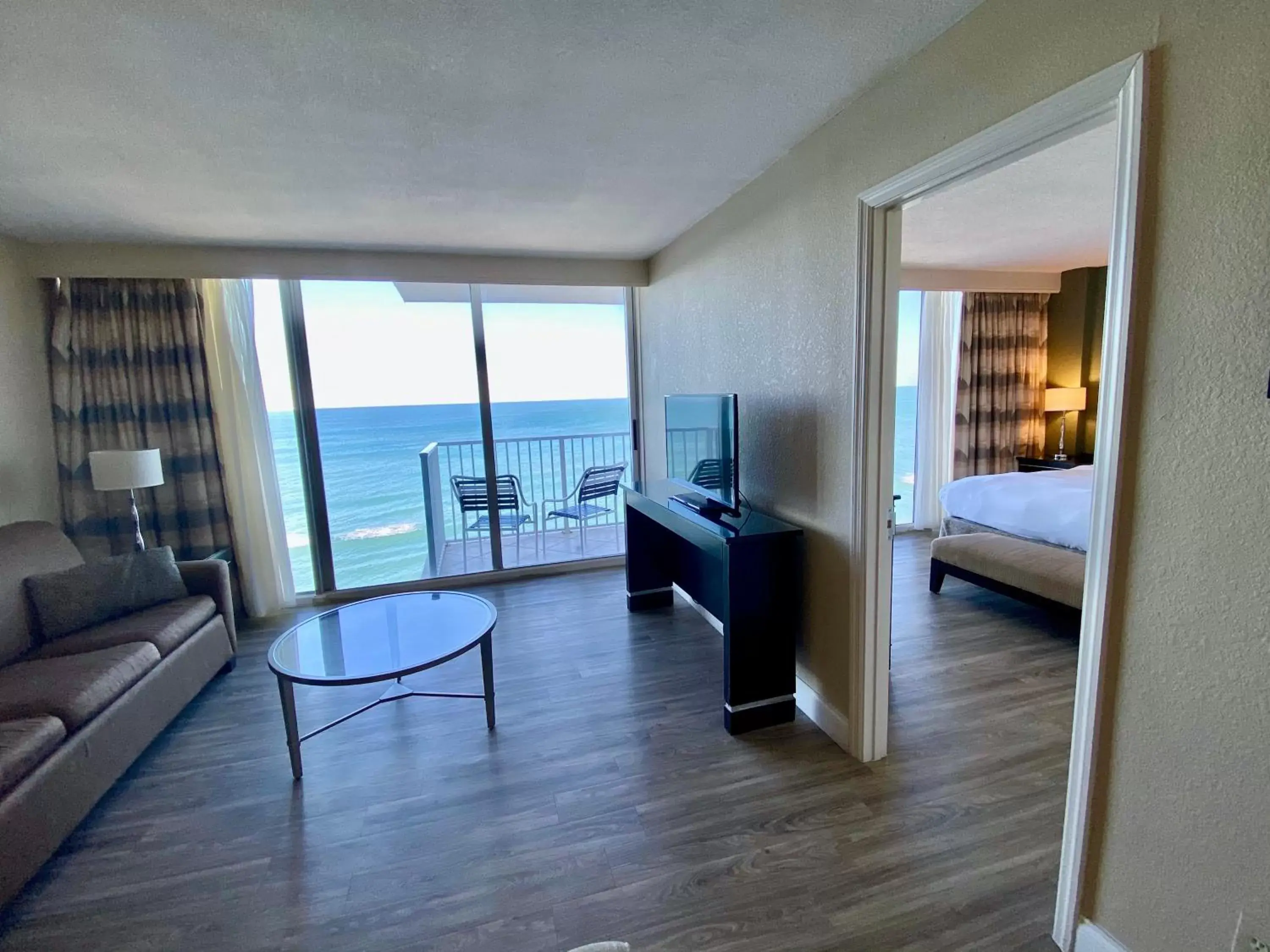 Living room, Balcony/Terrace in Radisson Suite Hotel Oceanfront