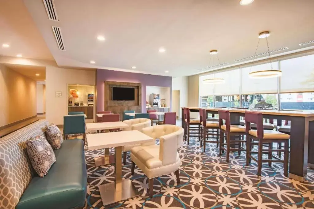 Breakfast, Lounge/Bar in La Quinta by Wyndham Richmond - Kings Dominion