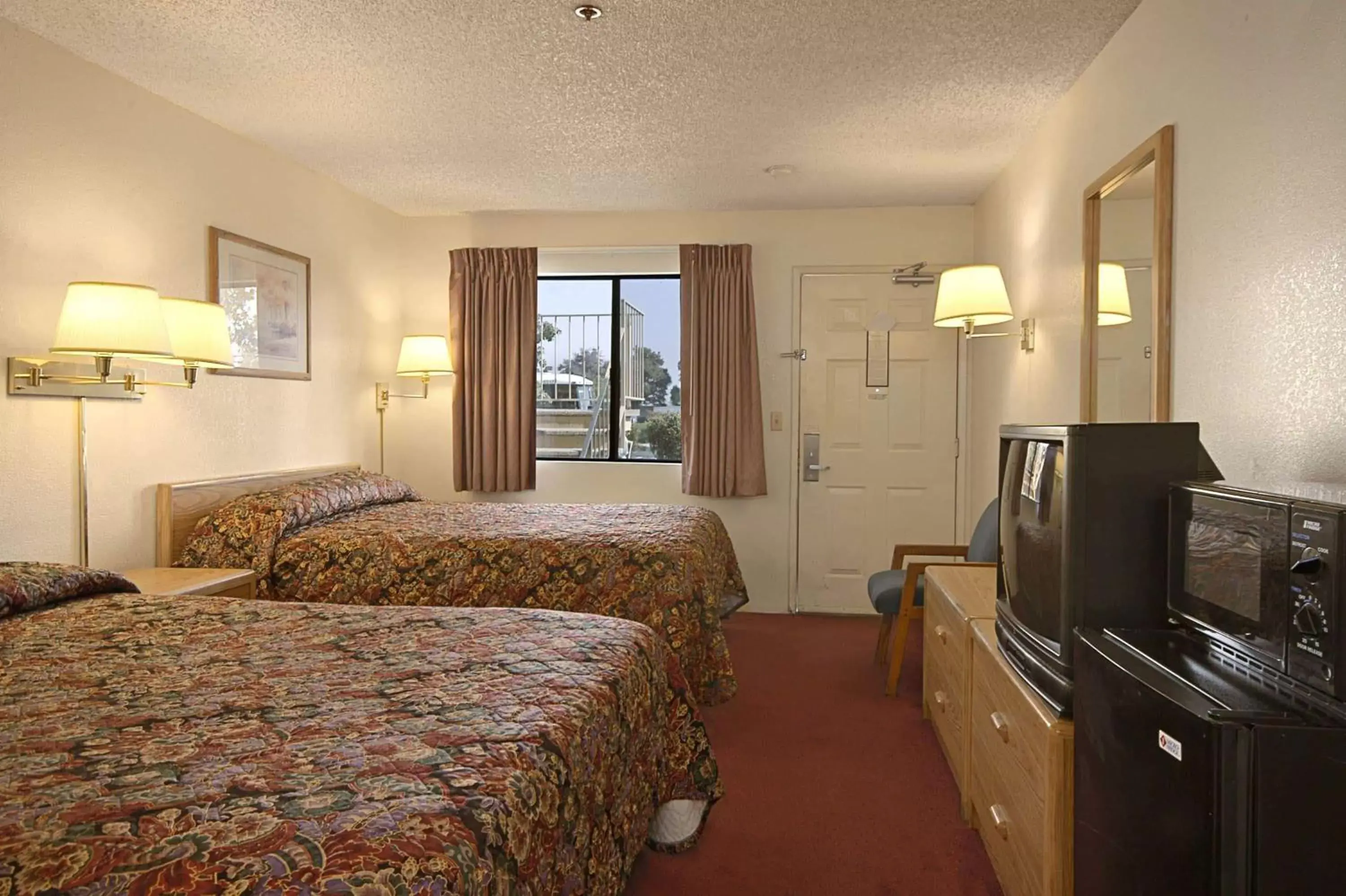 Photo of the whole room, TV/Entertainment Center in Days Inn by Wyndham Fresno South