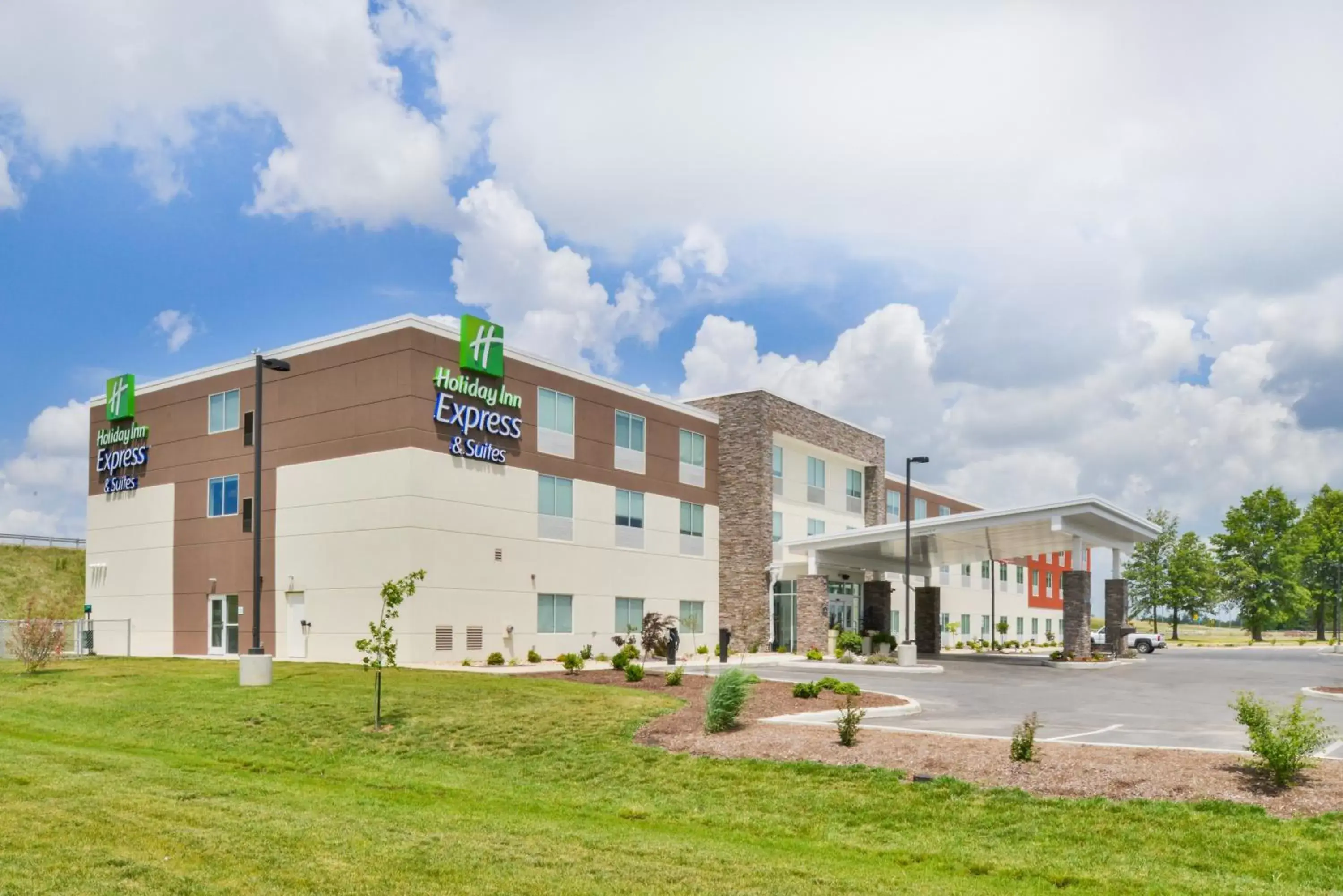 Property Building in Holiday Inn Express & Suites Salem, an IHG Hotel