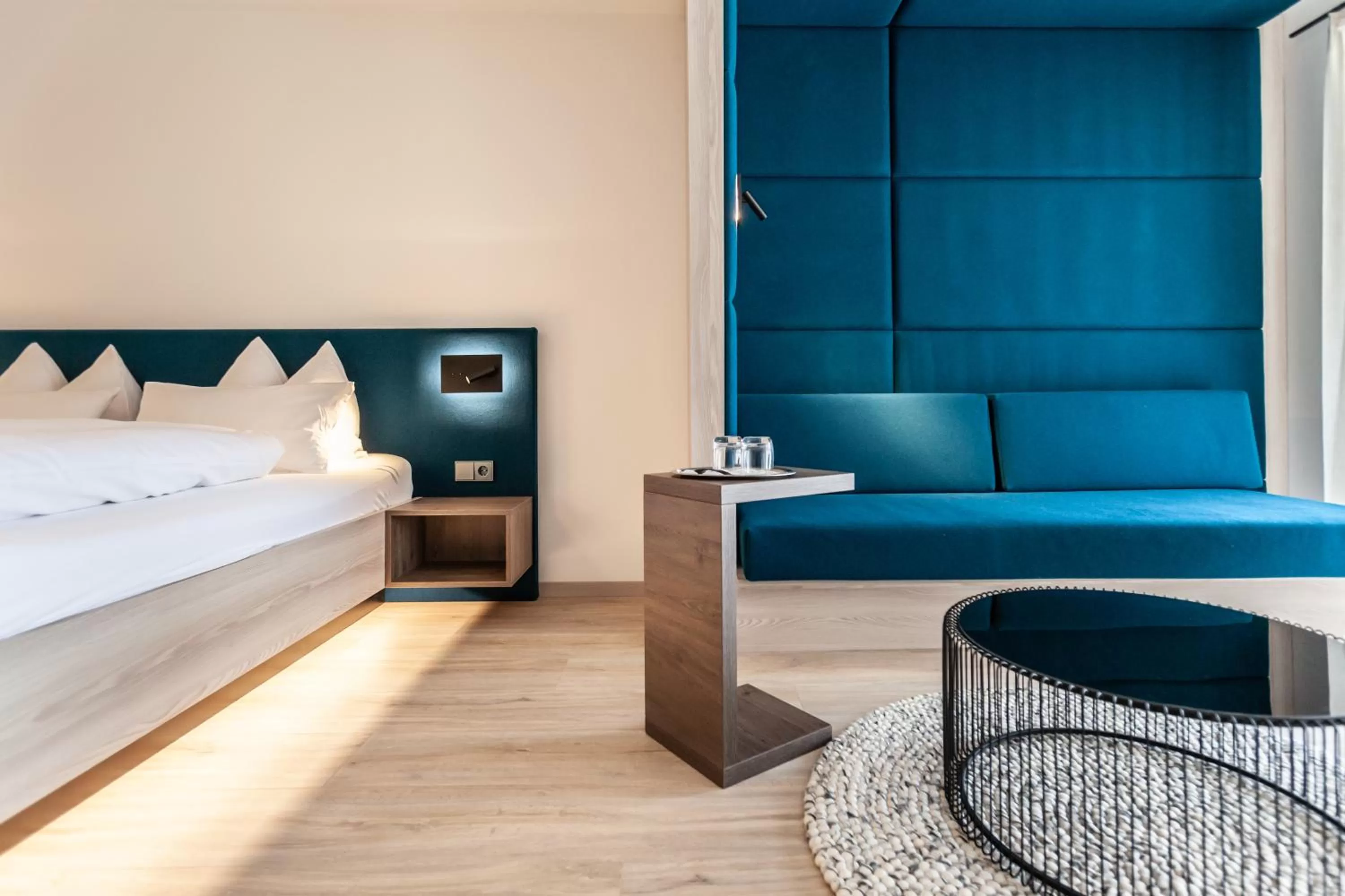 Seating area, Bed in Bollenhuthotel Kirnbacher Hof