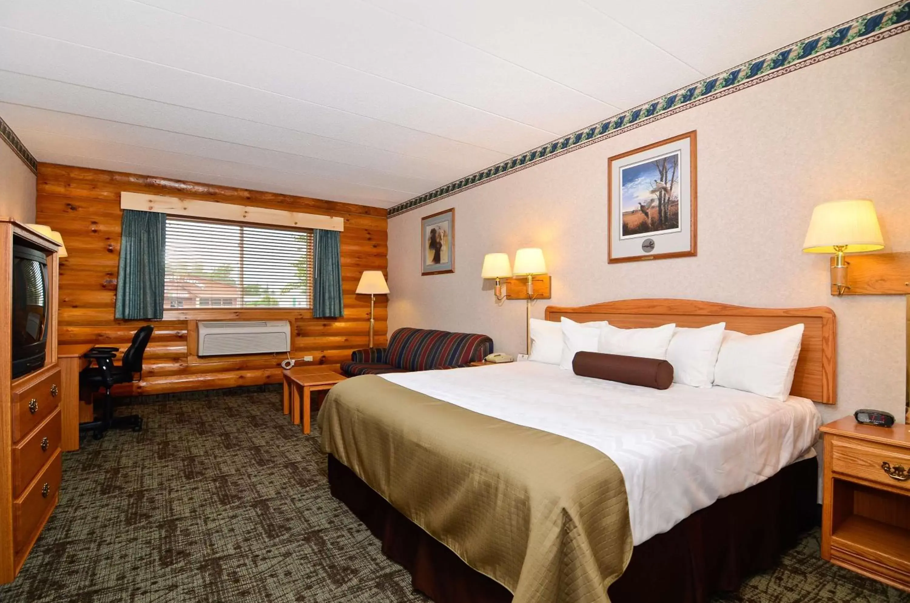 Photo of the whole room, Bed in Best Western Northwoods Lodge