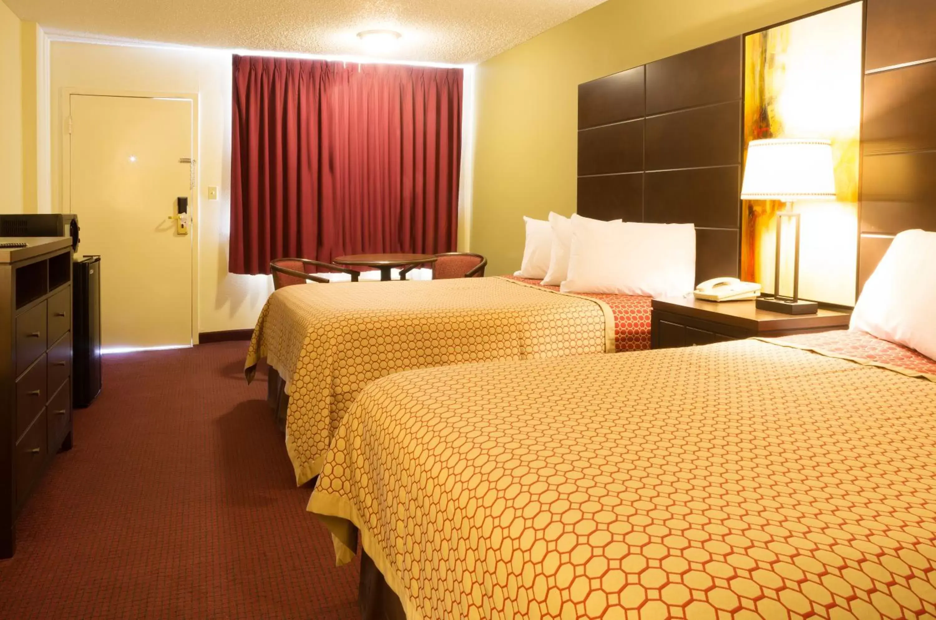 Photo of the whole room, Bed in Marina Inn & Suites Chalmette-New Orleans