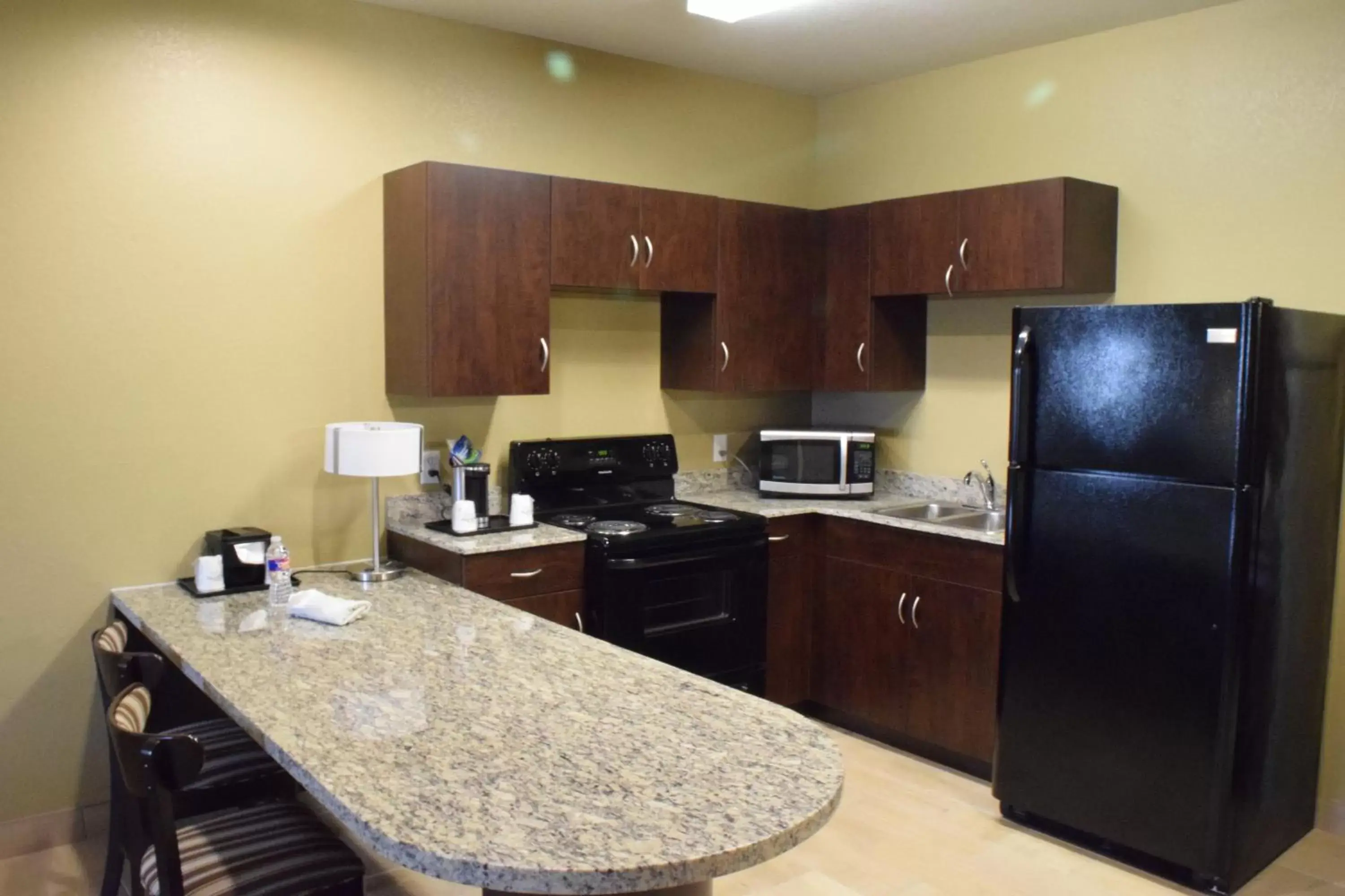 Kitchen or kitchenette, Kitchen/Kitchenette in Microtel Inn and Suites Pecos