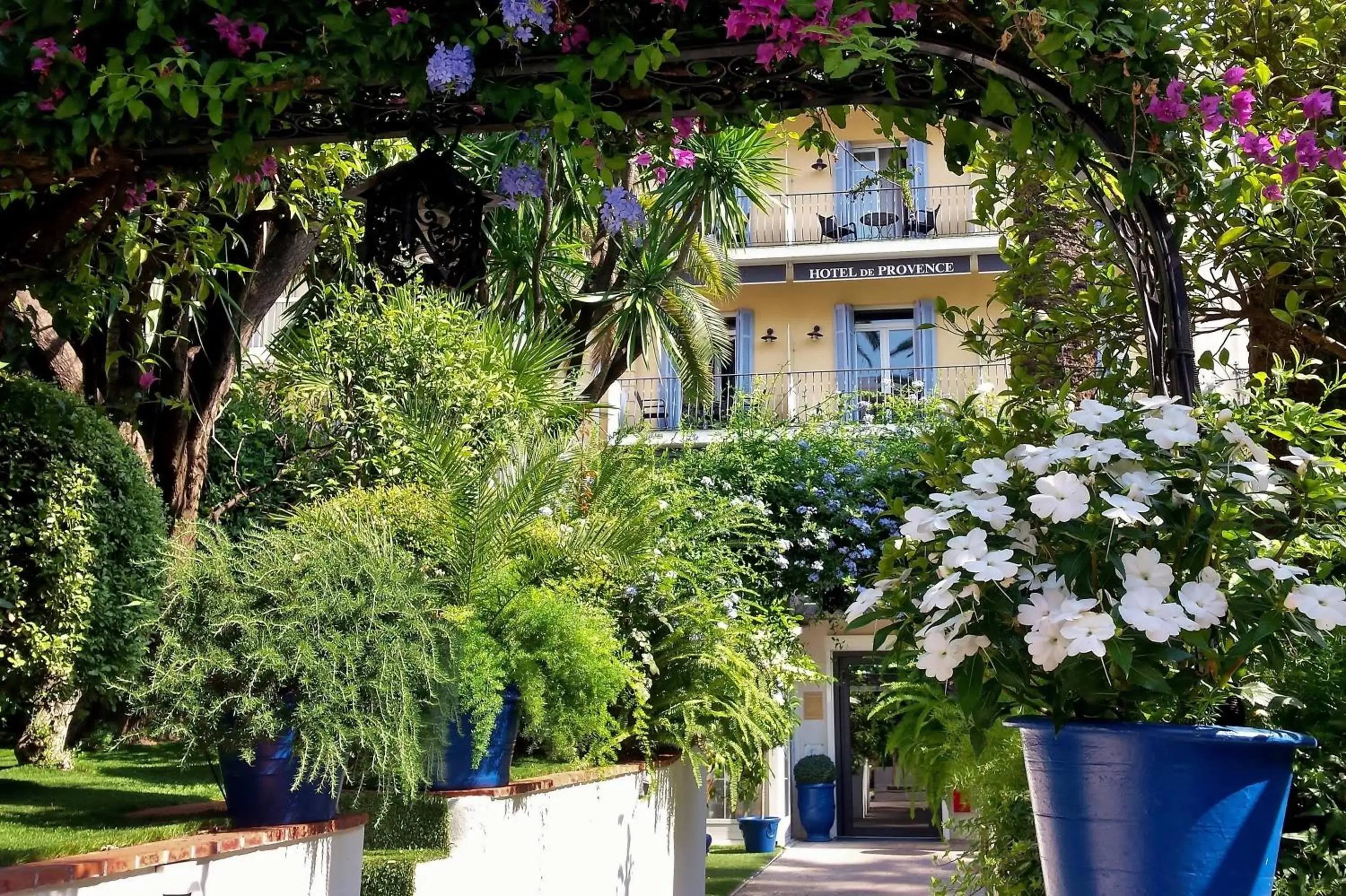 Facade/entrance, Property Building in Hôtel de Provence