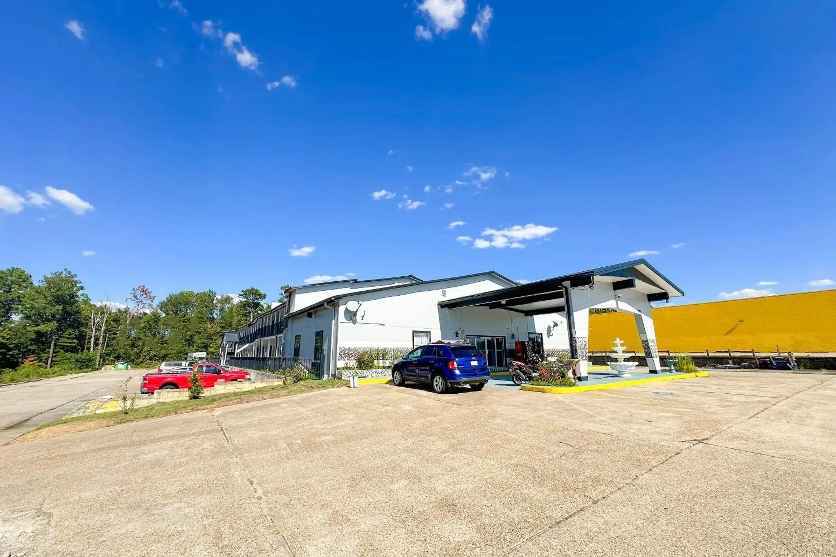 Parking, Property Building in Paradise Inn By OYO Hattiesburg North