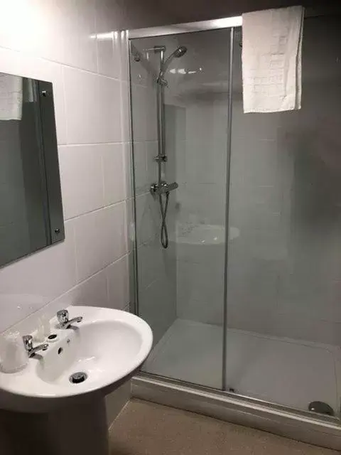 Shower, Bathroom in Alcester Inn