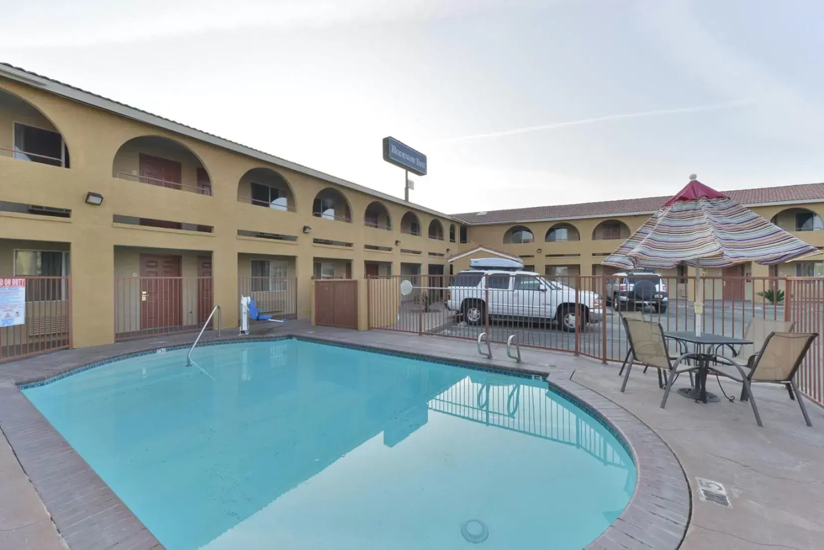 Swimming Pool in Rodeway Inn Delano