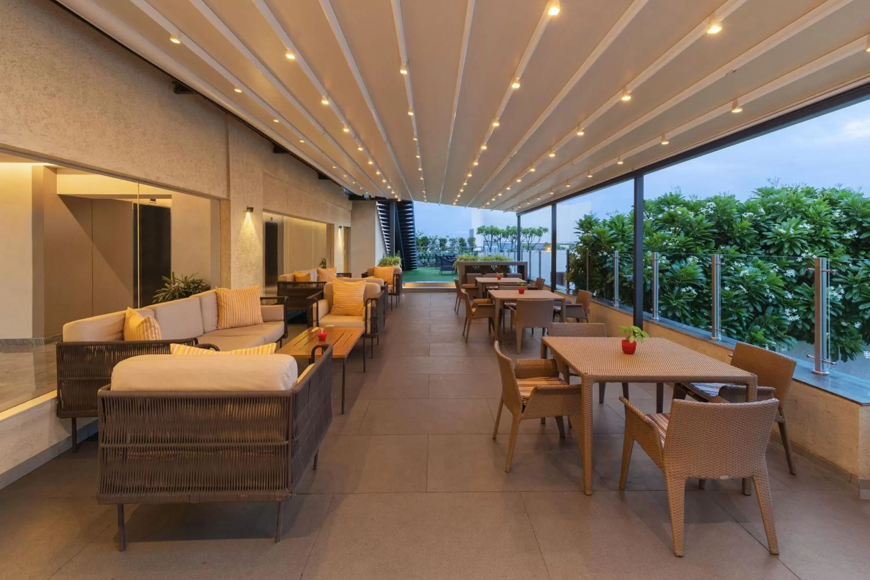 Lounge or bar, Restaurant/Places to Eat in Courtyard by Marriott Bhopal