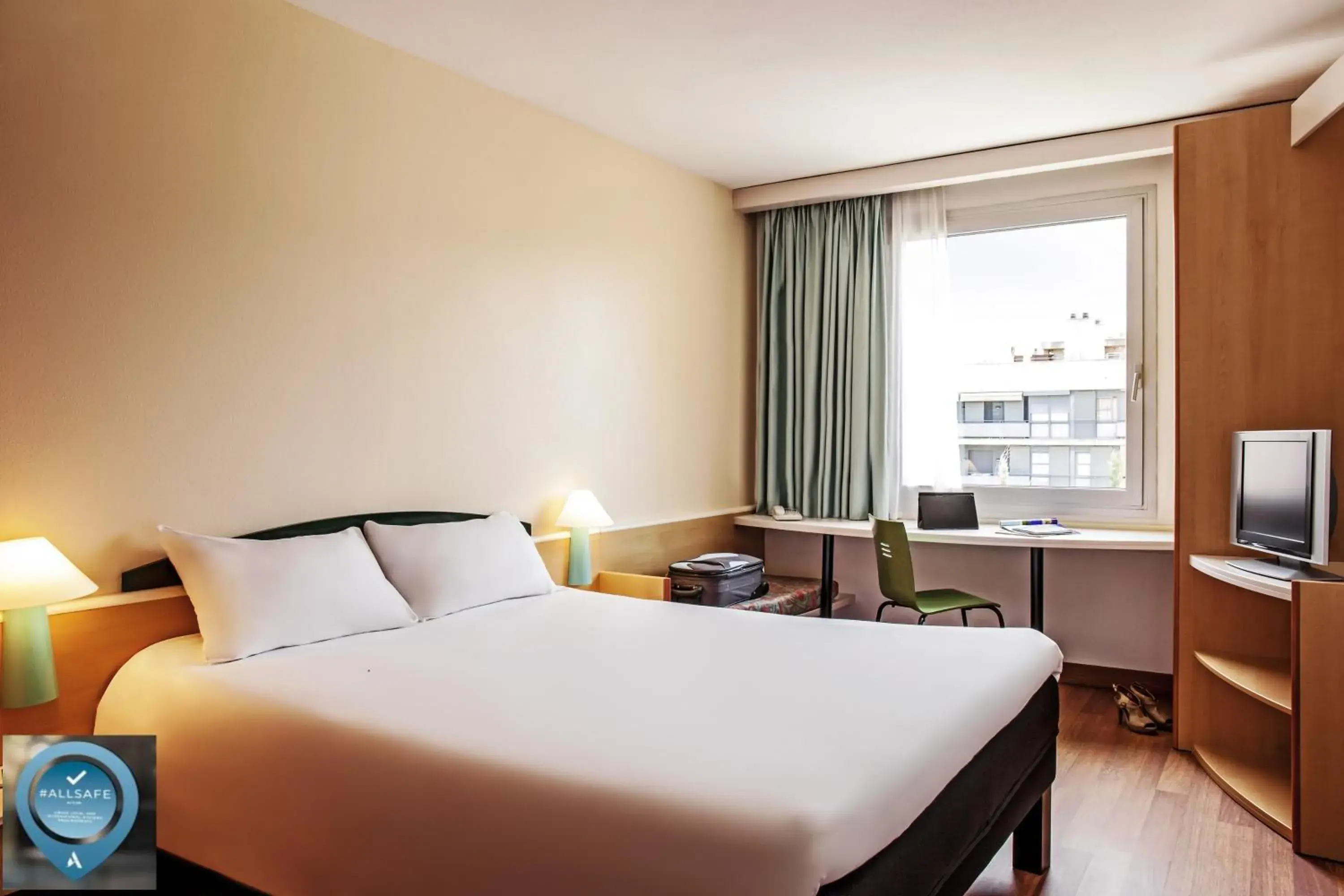 Photo of the whole room, Bed in Ibis Barcelona Molins de Rei
