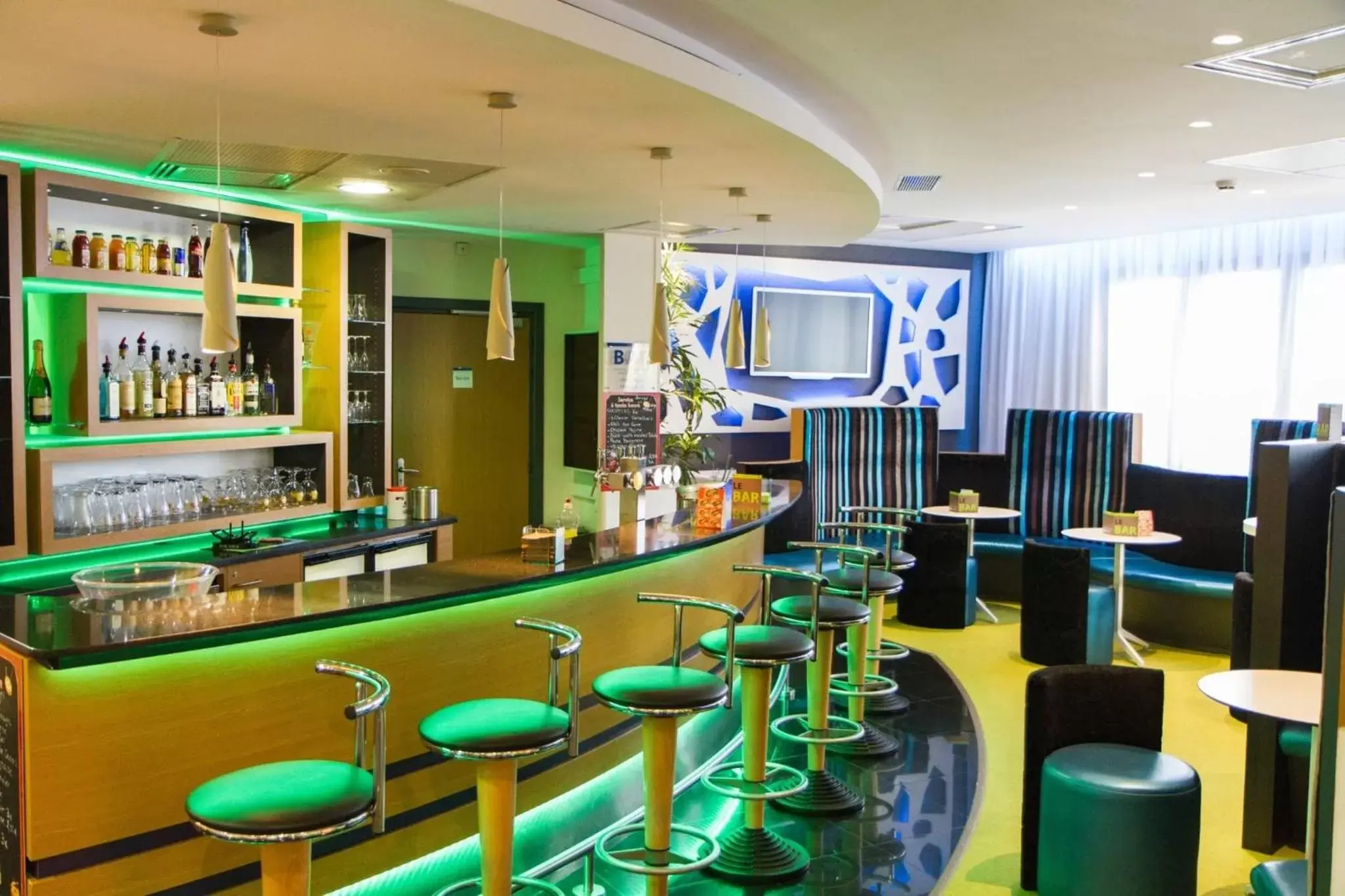 Lounge or bar, Lounge/Bar in Holiday Inn Express Arras, an IHG Hotel