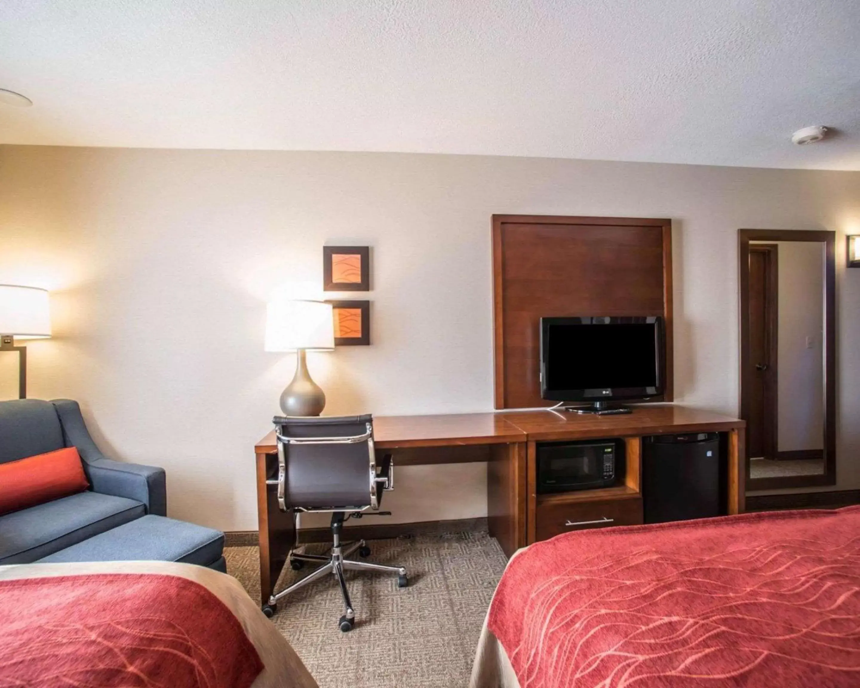 Photo of the whole room, TV/Entertainment Center in Quality Inn Boonville - Columbia