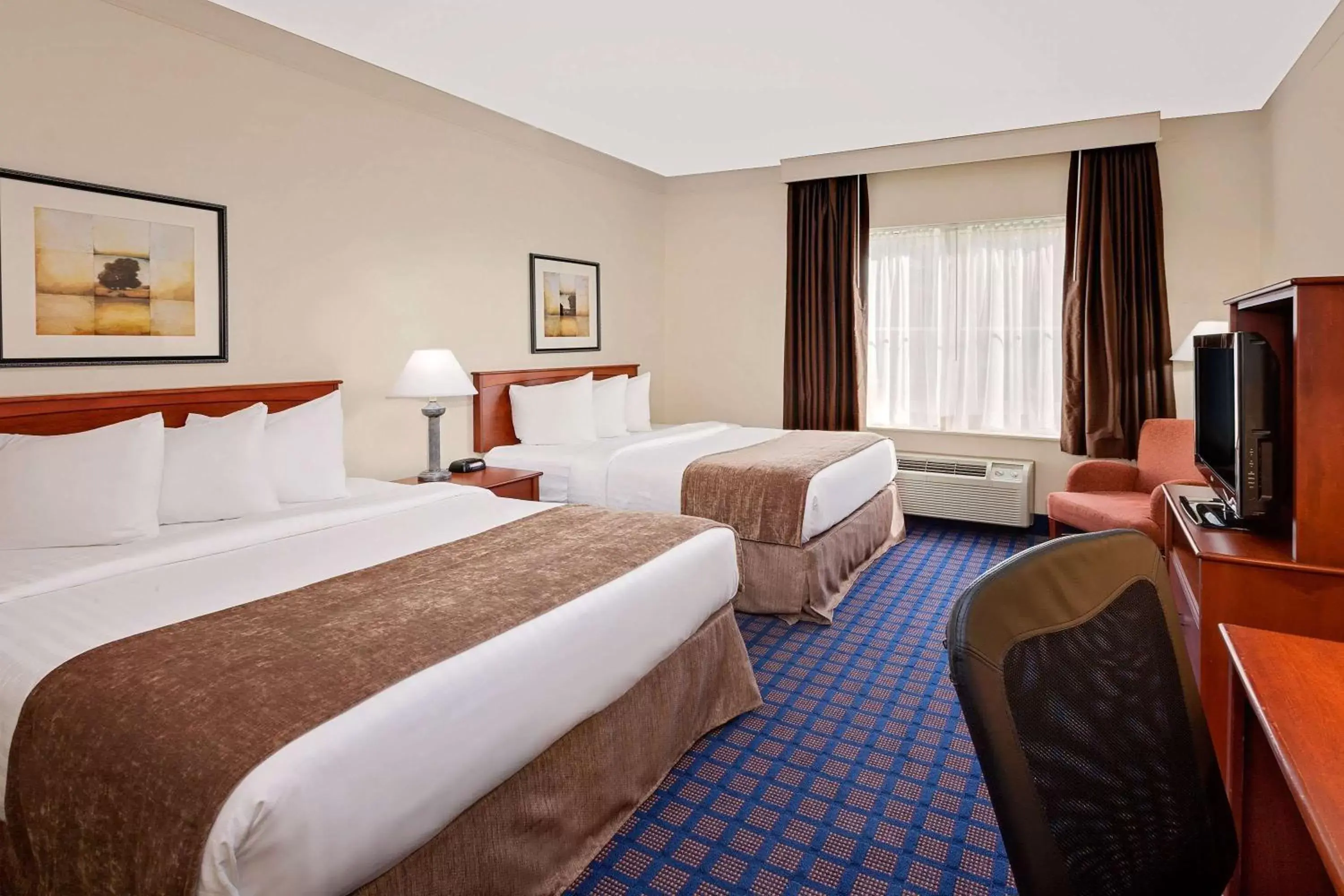 Photo of the whole room, Bed in Baymont by Wyndham Grand Rapids SW/Byron Center