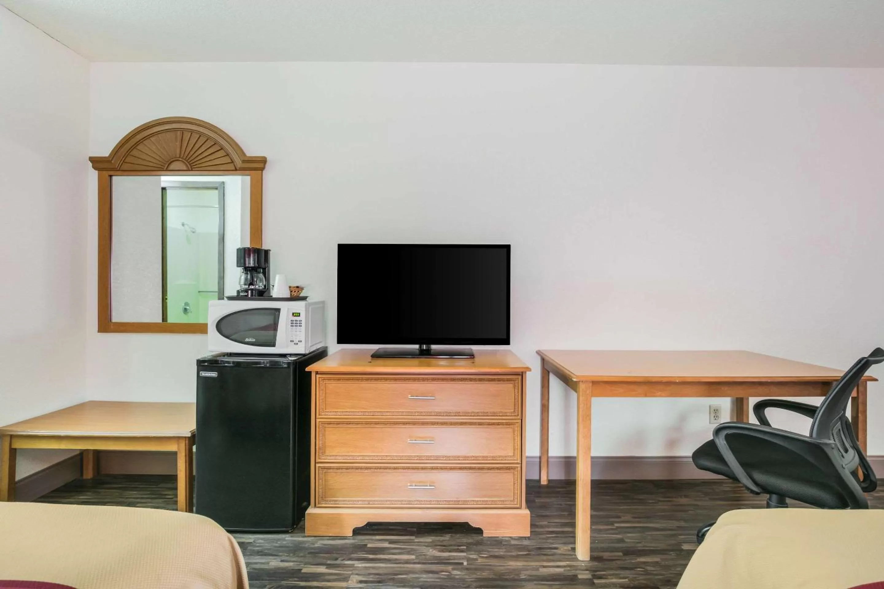 Photo of the whole room in Econo Lodge & Suites Brinkley