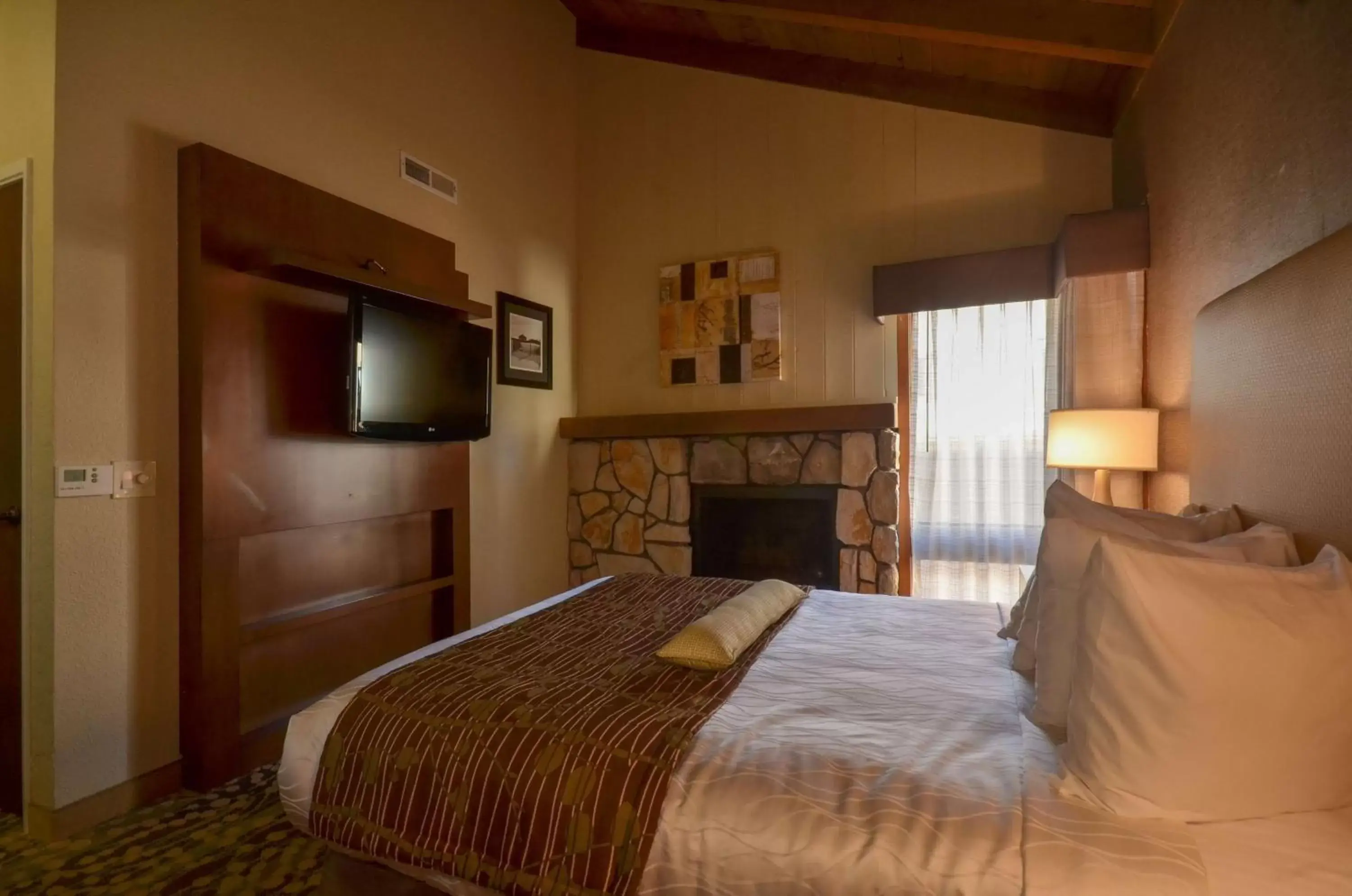 Bedroom, Bed in Best Western The Inn & Suites Pacific Grove