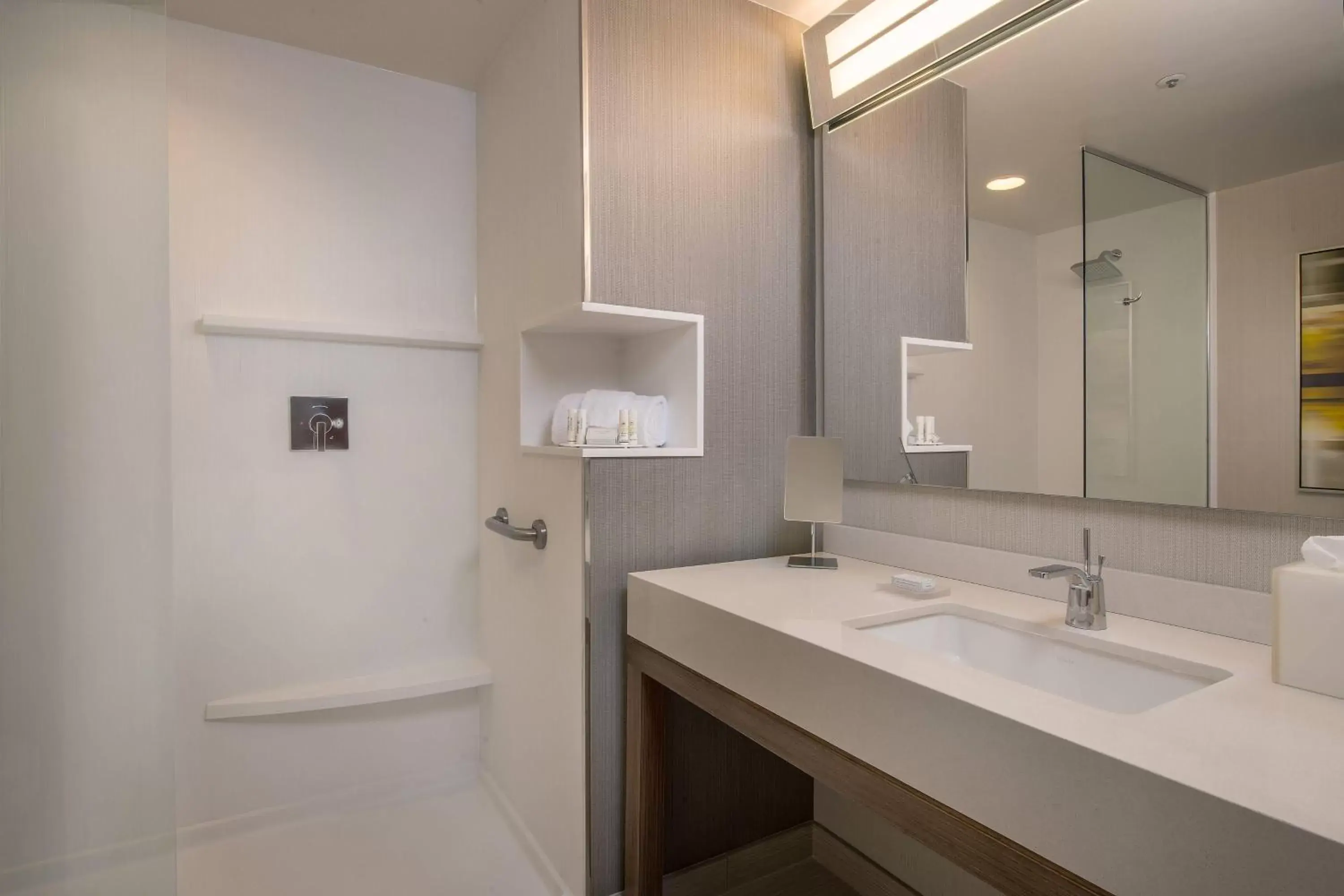 Bathroom in Courtyard by Marriott Fort Walton Beach-West Destin