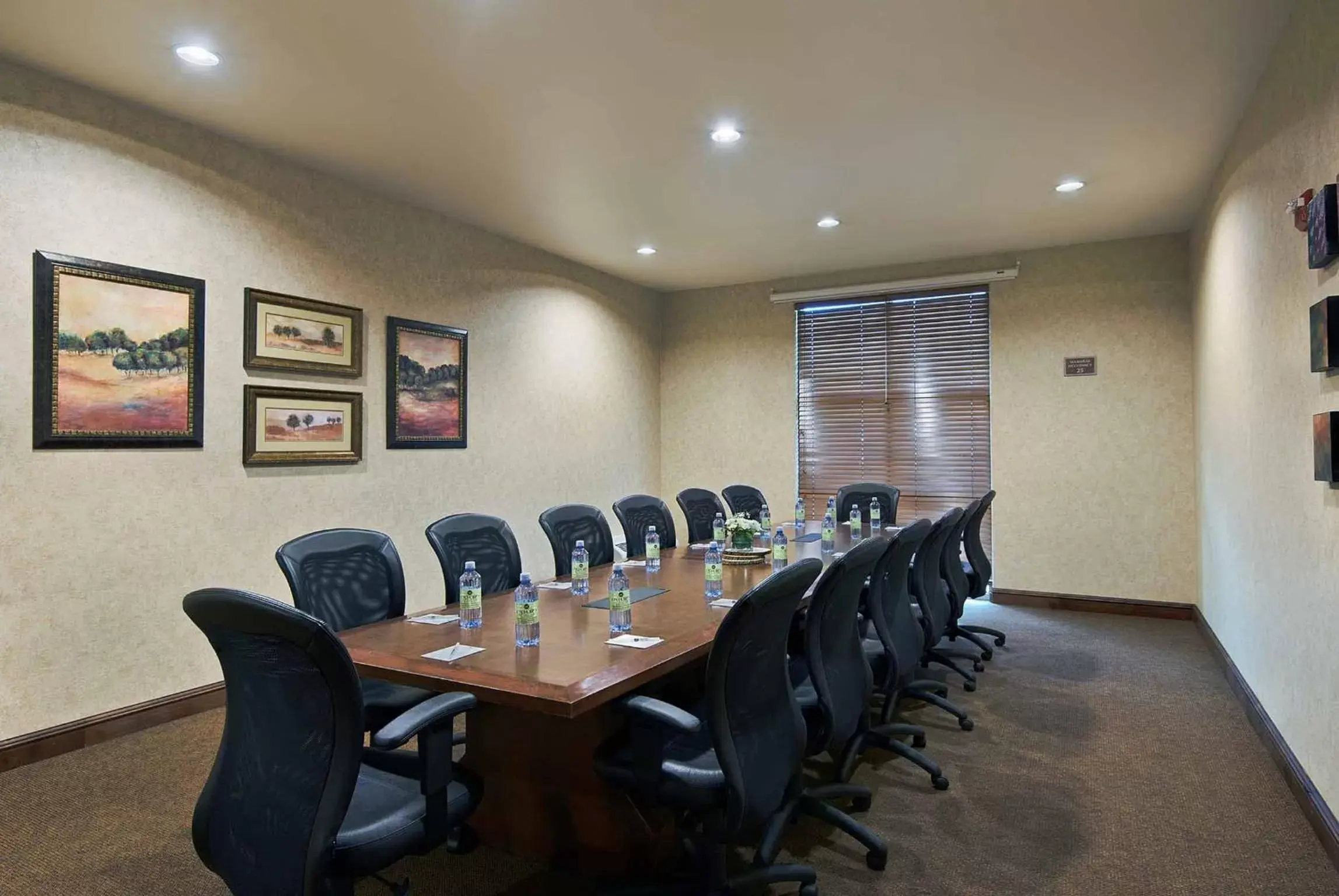 Meeting/conference room in Oxford Suites Yakima