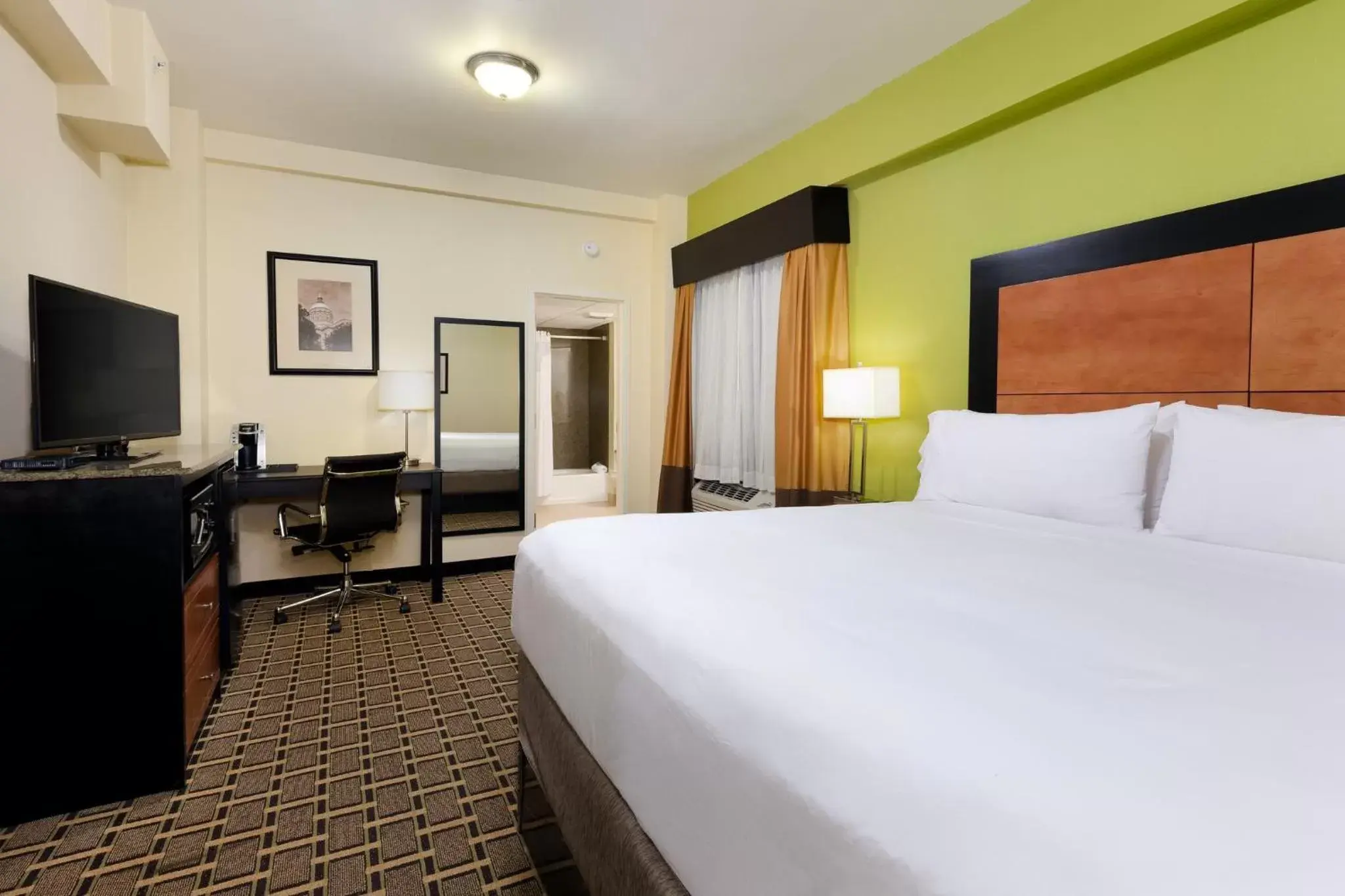 Photo of the whole room, Bed in Holiday Inn Express & Suites - Atlanta Downtown, an IHG Hotel