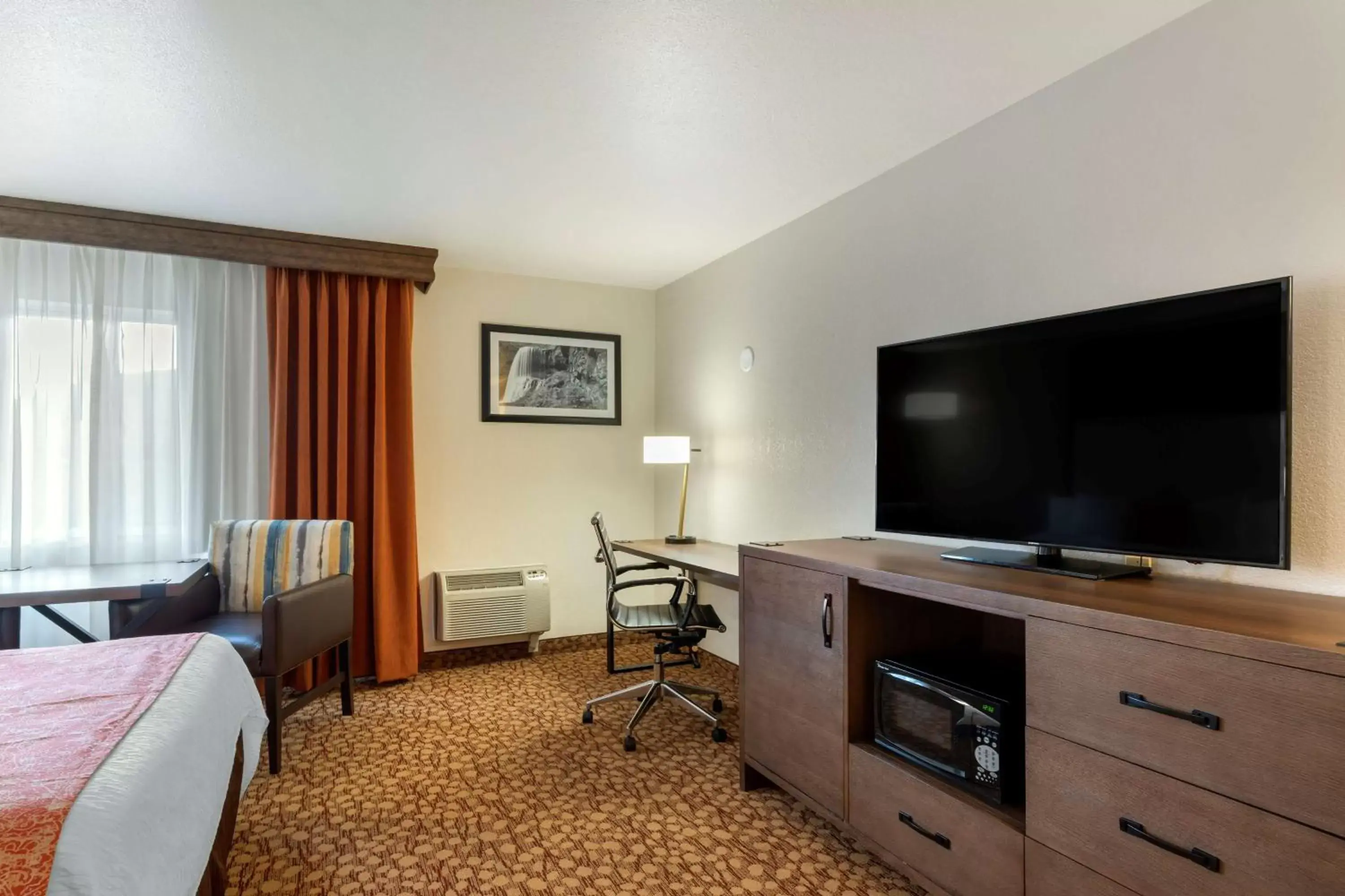 Photo of the whole room, TV/Entertainment Center in Best Western Plus Mill Creek Inn