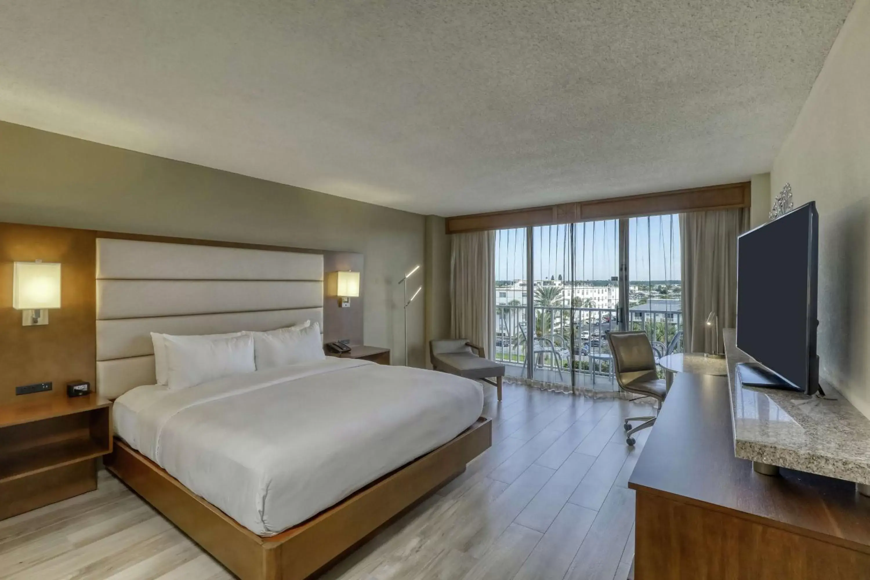 Bed in DoubleTree Beach Resort by Hilton Tampa Bay – North Redington Beach