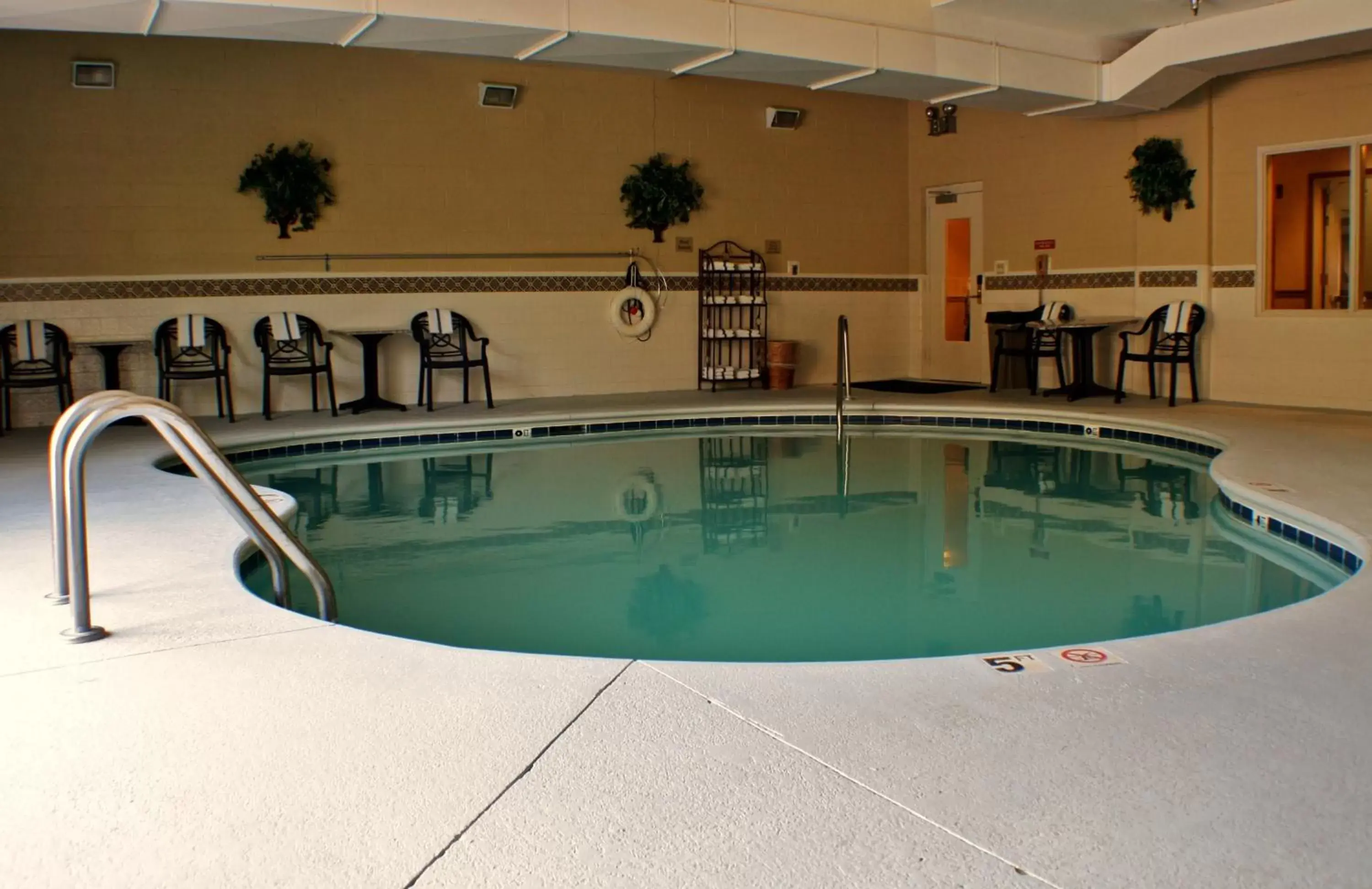 Swimming Pool in Country Inn & Suites by Radisson, Knoxville West, TN
