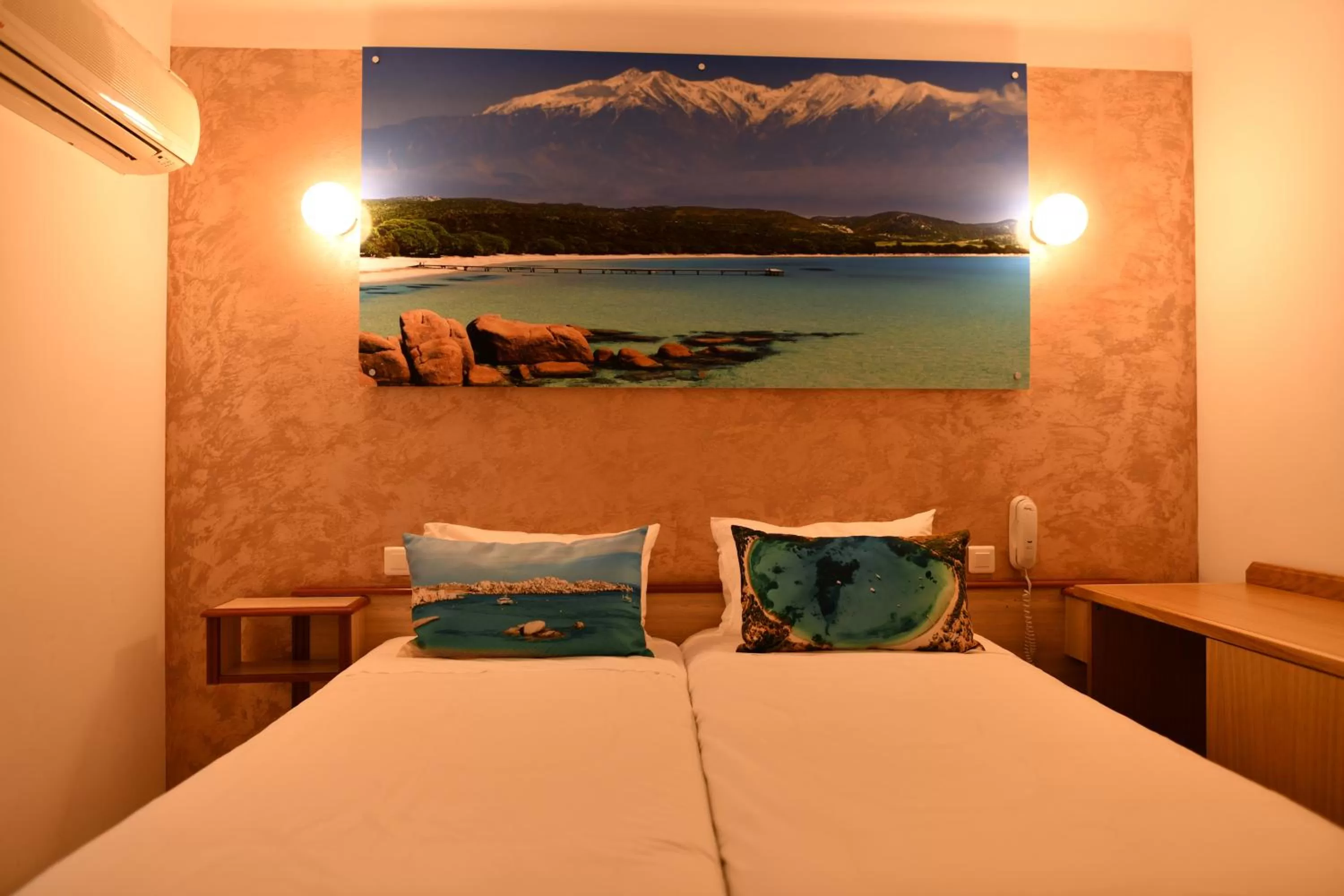 Bedroom, Bed in Hôtel Le Claridge