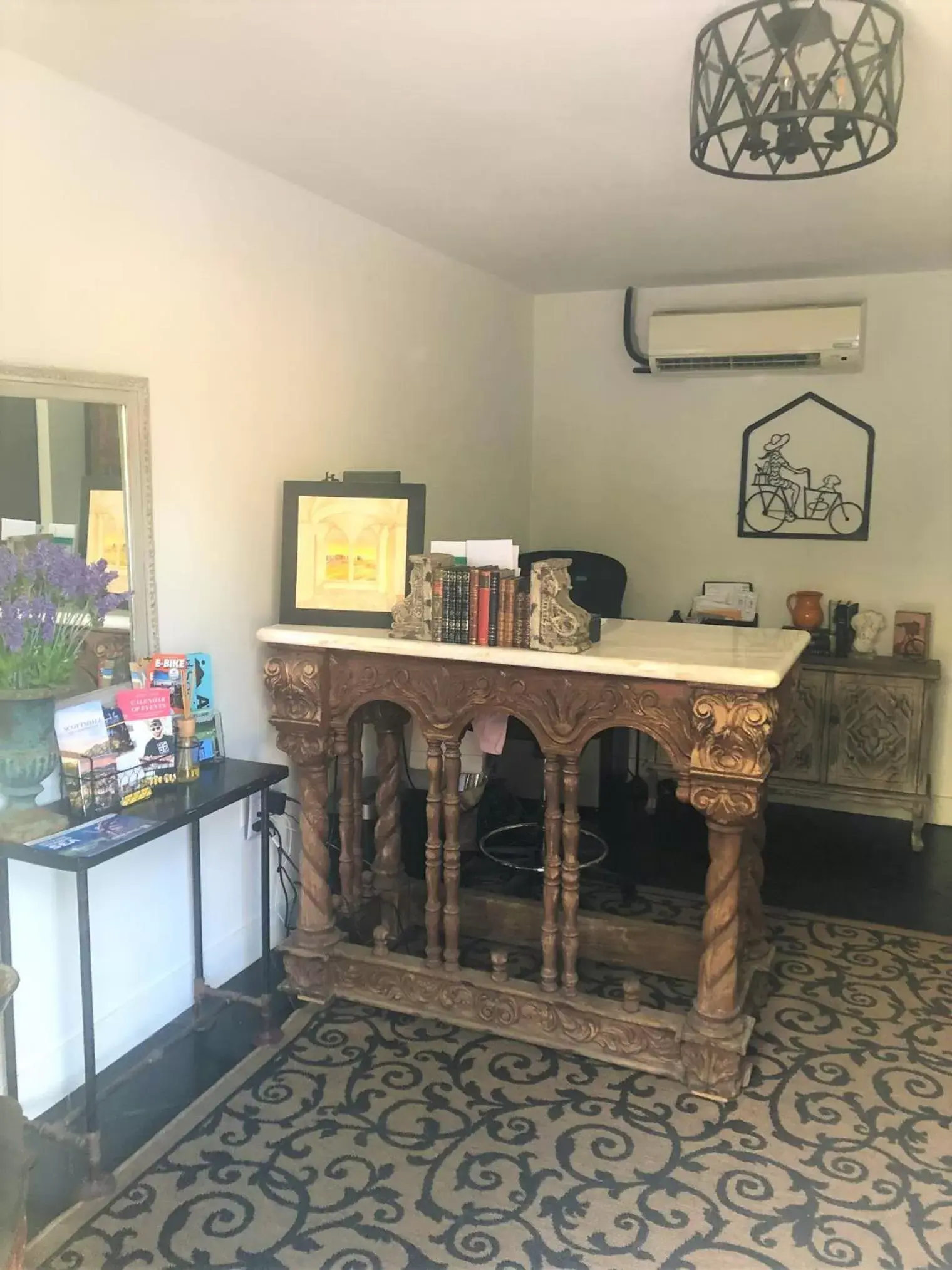 Lobby or reception, Kitchen/Kitchenette in Bespoke Inn Scottsdale