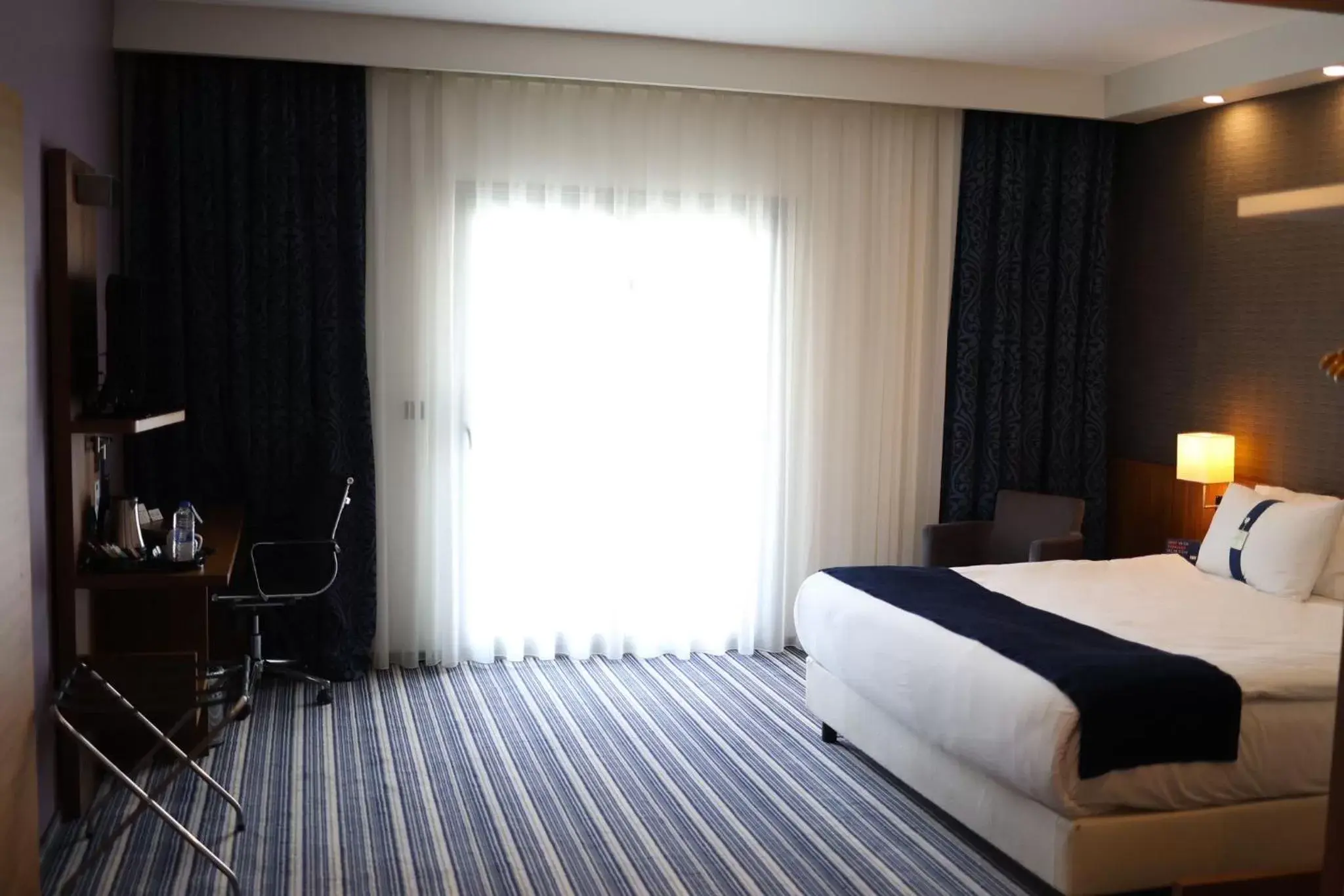 Photo of the whole room, Bed in Holiday Inn Express Manisa-West by IHG Photo of the whole room, Bed in Holiday Inn Express Manisa-West by IHG