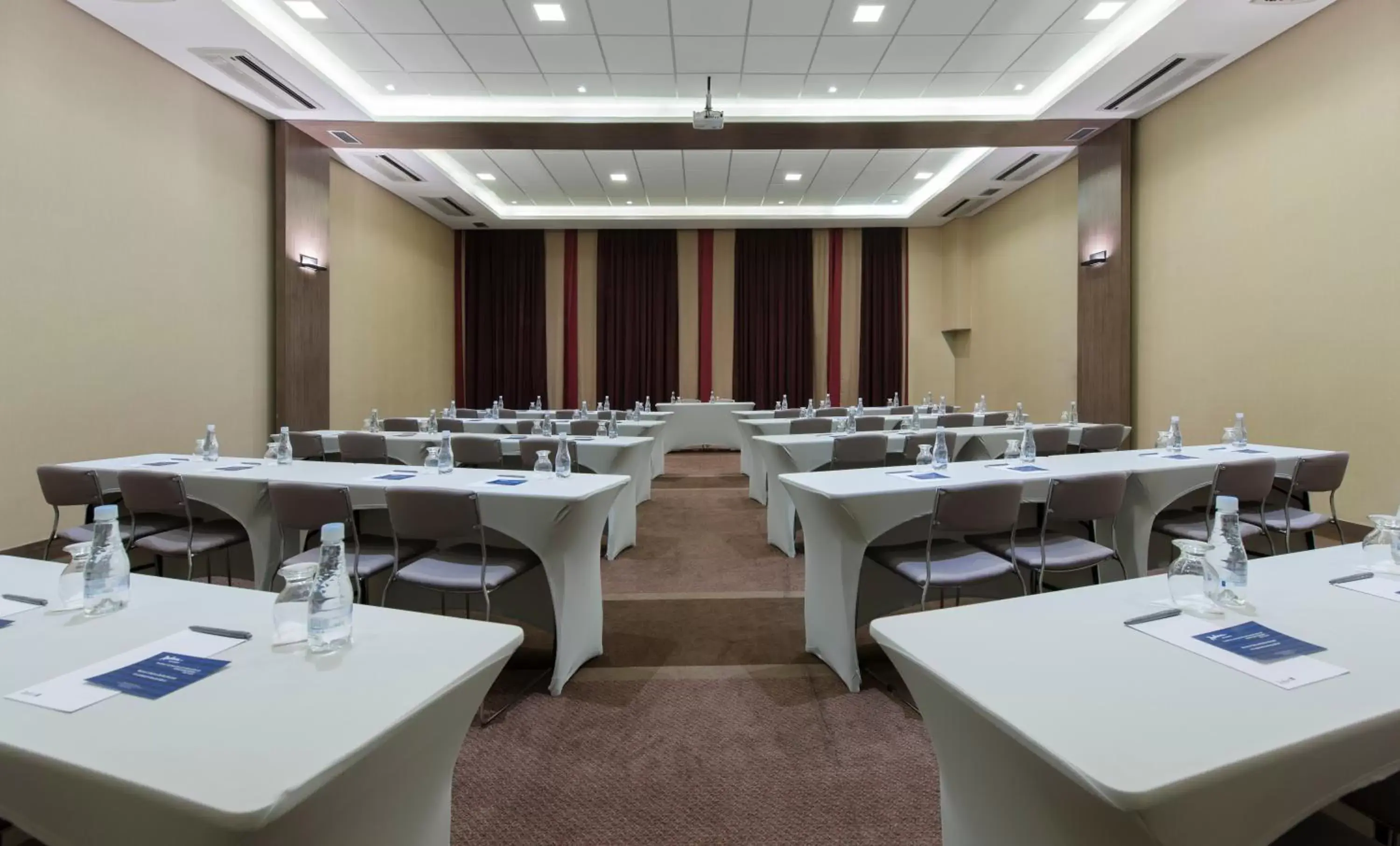 Meeting/conference room in Radisson Blu Belo Horizonte Savassi