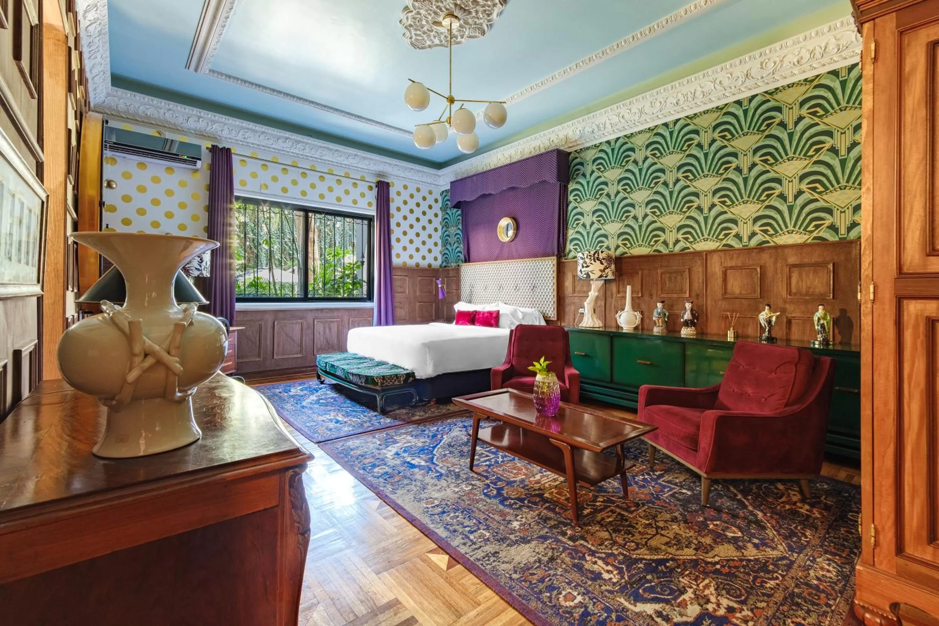 Master Suite in Pug Seal Polanco Anatole France