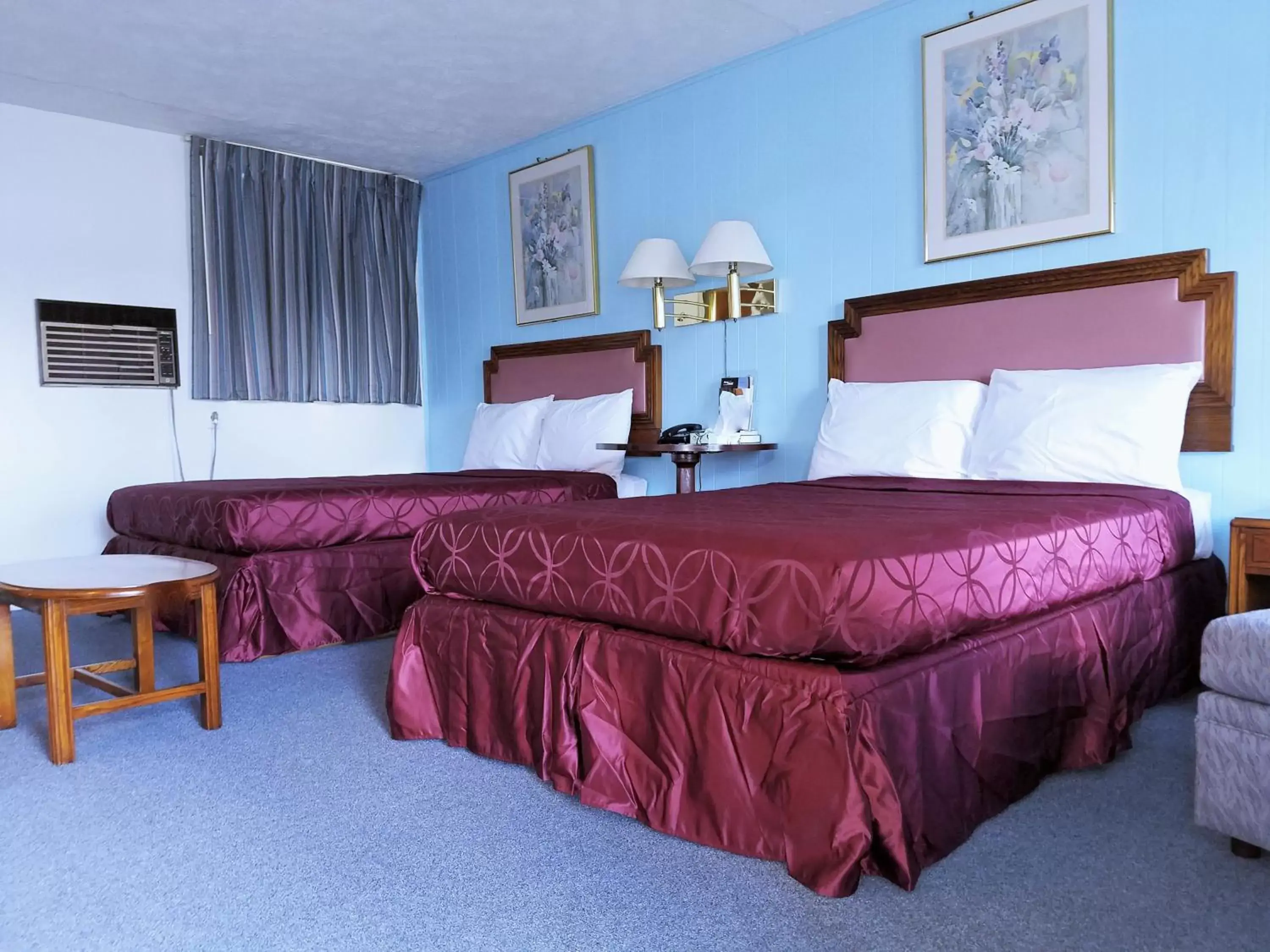 Bed, Room Photo in Royal Inn Motel
