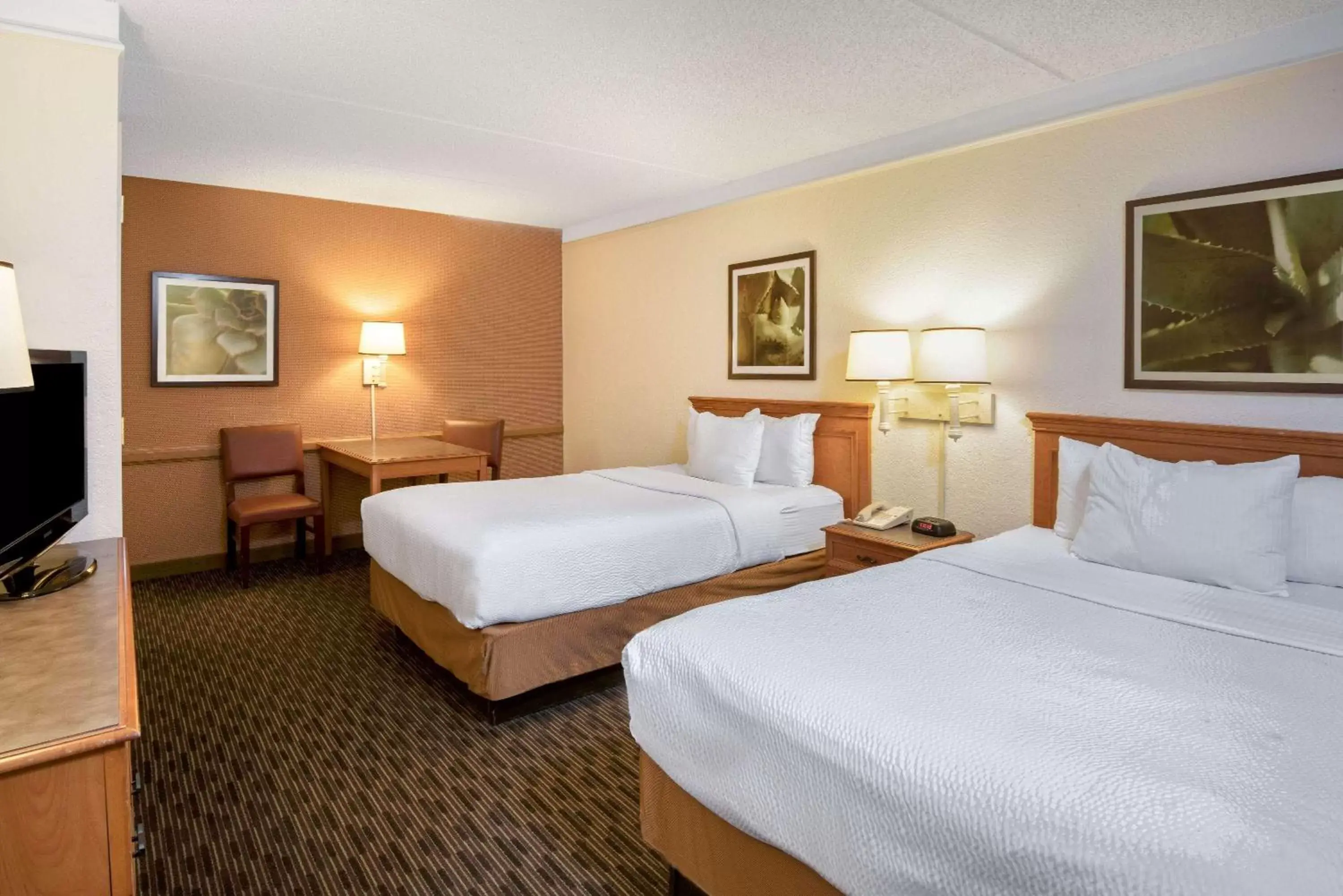 Photo of the whole room, Bed in La Quinta Inn by Wyndham San Antonio Market Square