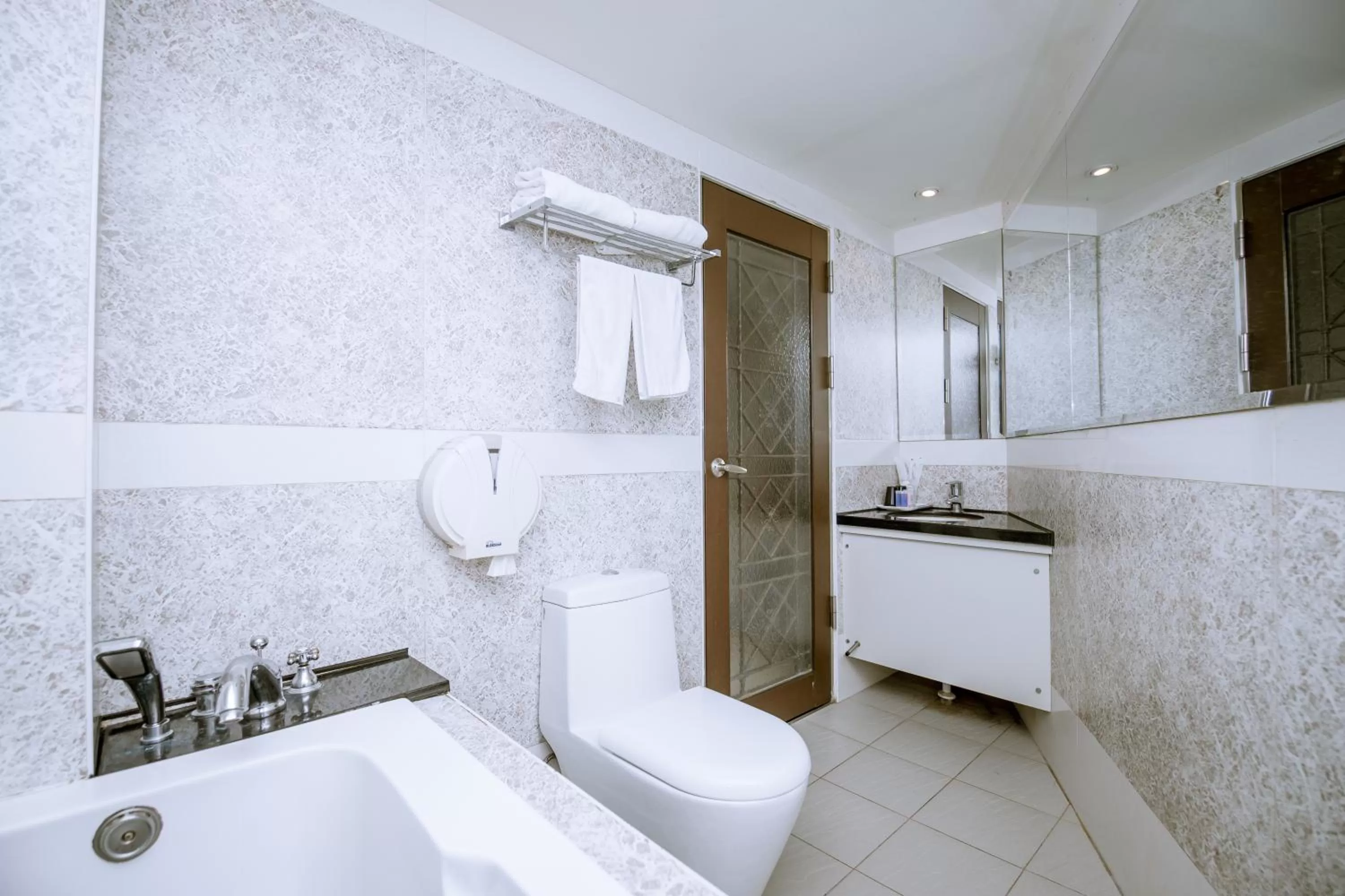 Shower in Guide Hotel Taipei Xinyi