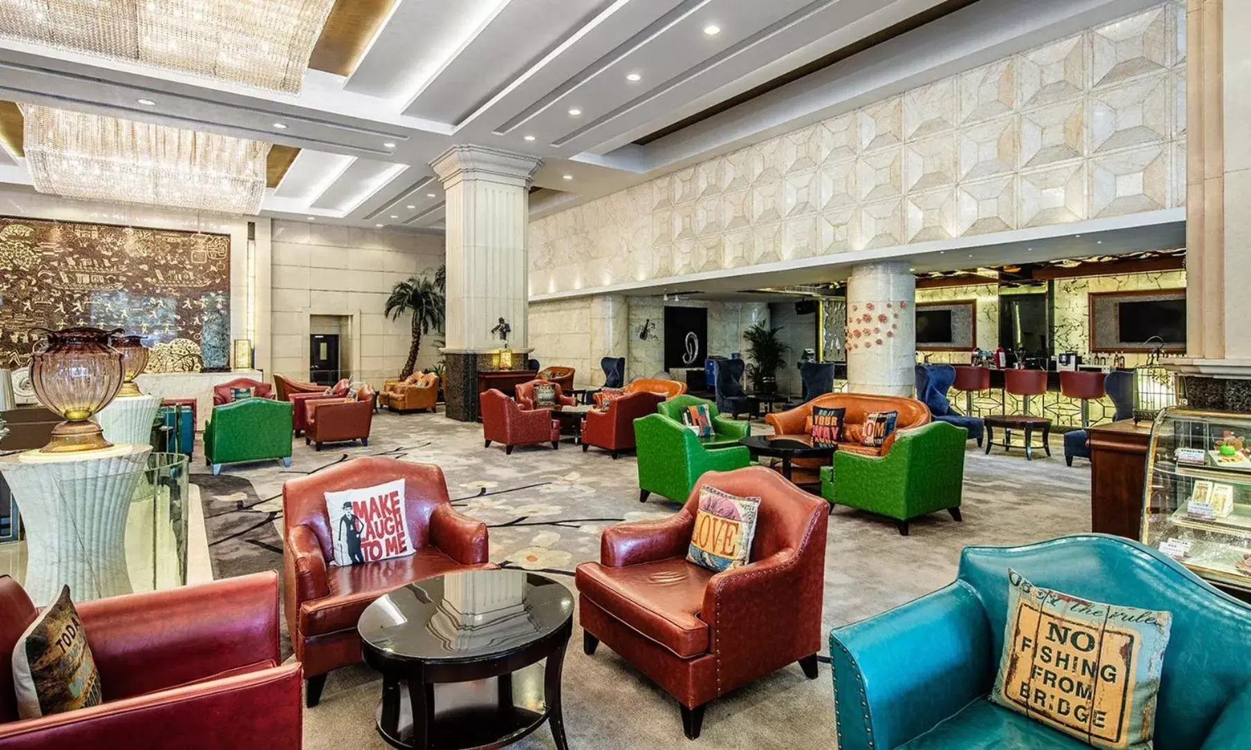 Lounge or bar in Crowne Plaza Foshan by IHG - Canton Fair free shuttle bus Lounge or bar in Crowne Plaza Foshan by IHG - Canton Fair free shuttle bus