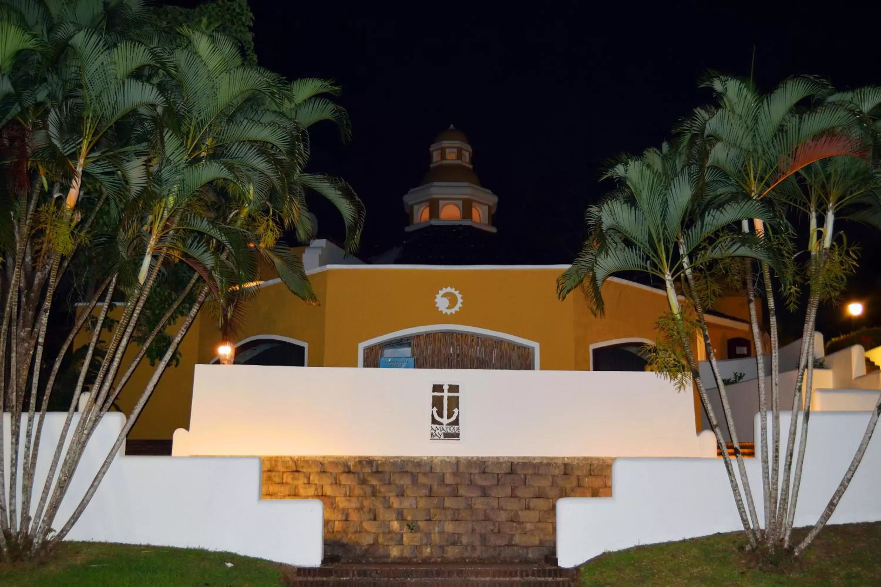 Lounge or bar in Amatique Bay Hotel