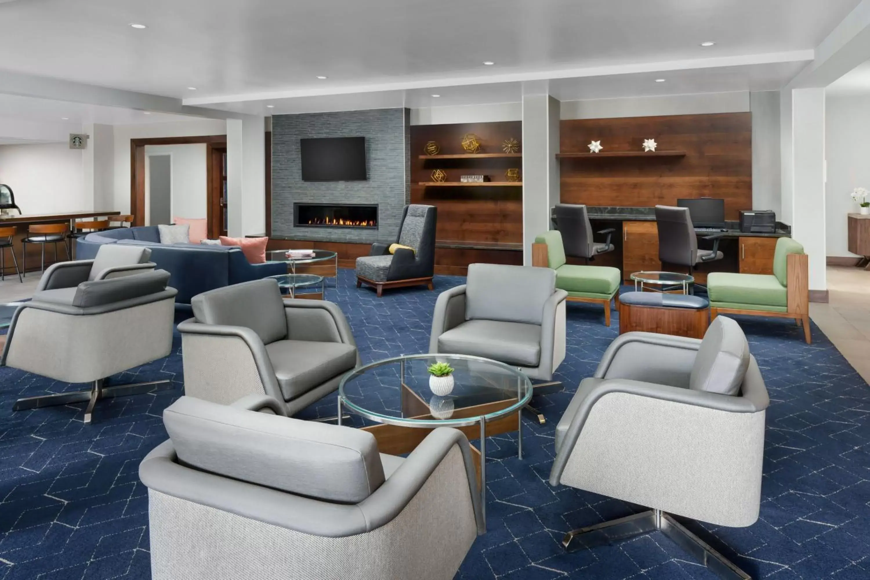 Lobby or reception, Lounge/Bar in Courtyard Manchester-Boston Regional Airport