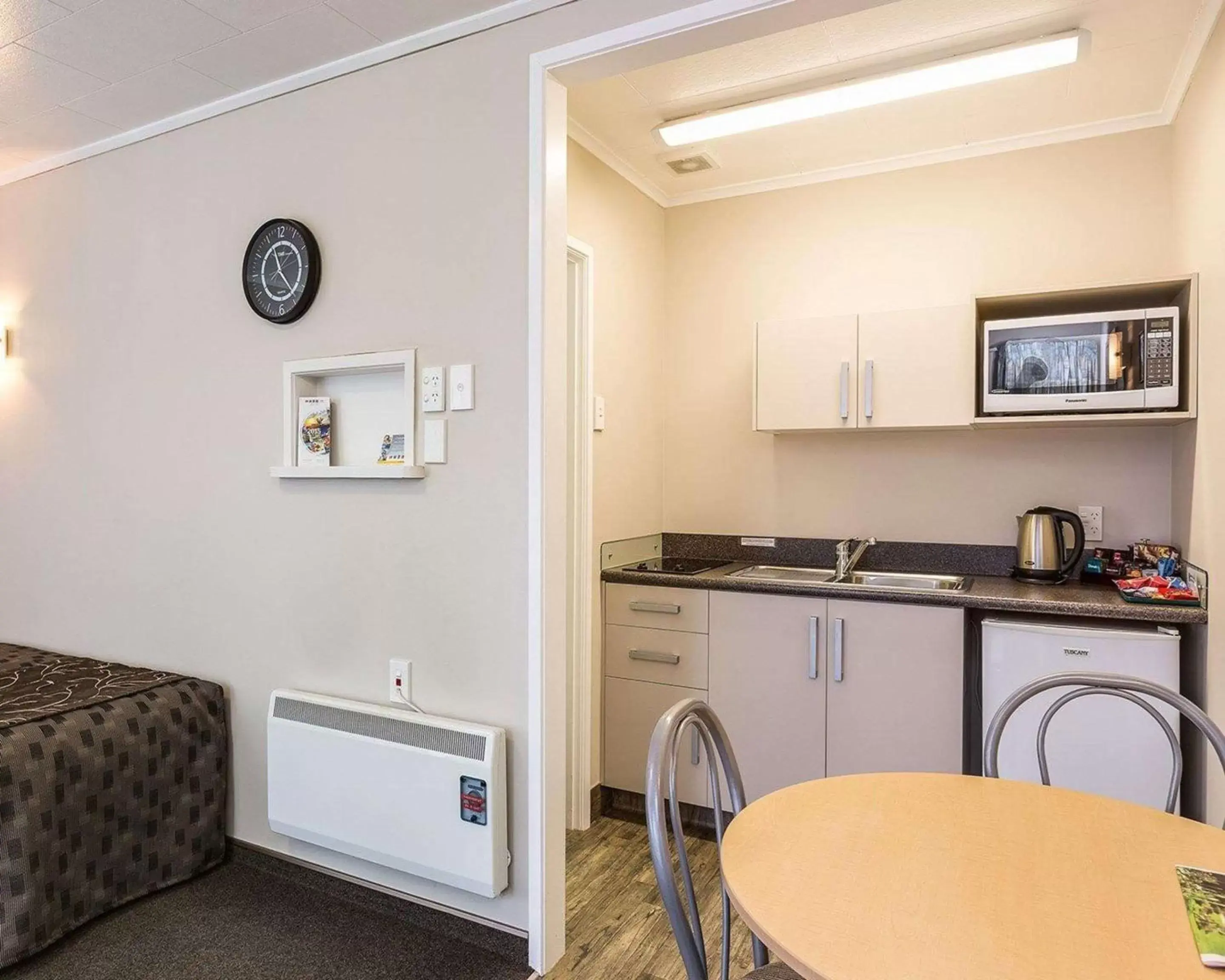 Photo of the whole room, Kitchen/Kitchenette in Comfort Inn Tayesta Motel