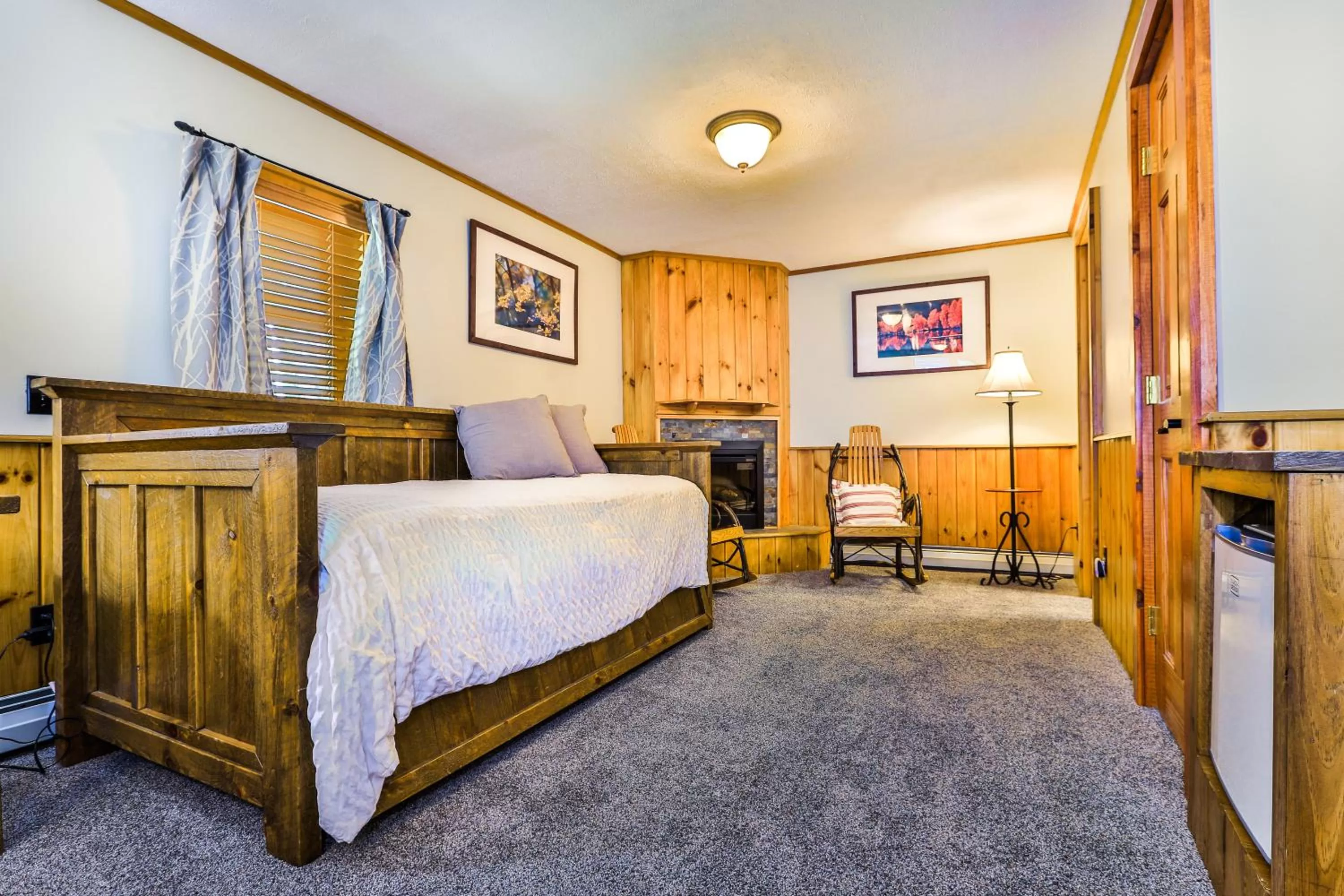 Seating area, Bed in Garnet Hill Lodge