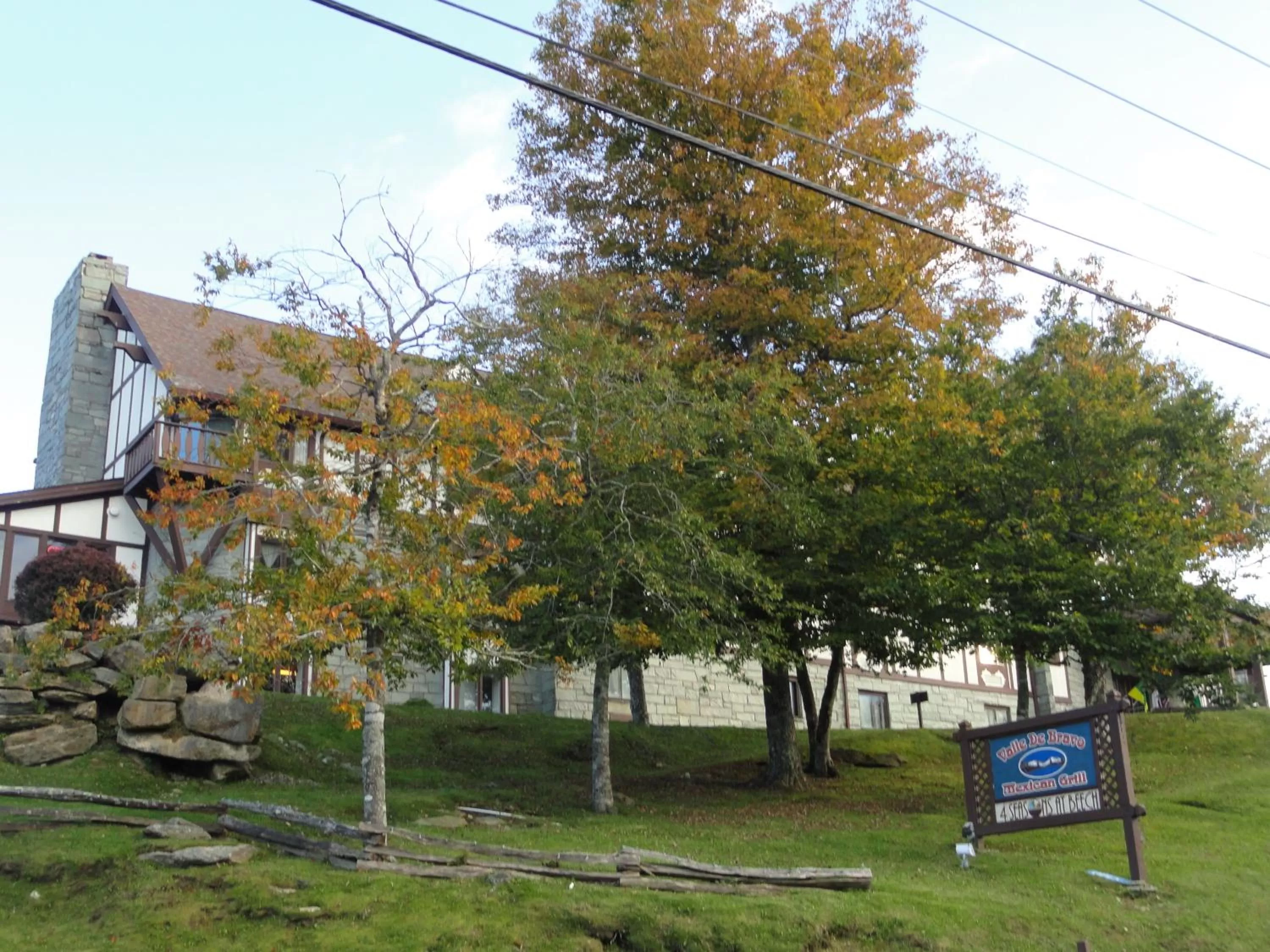 Facade/entrance in 4 Seasons at Beech Mountain