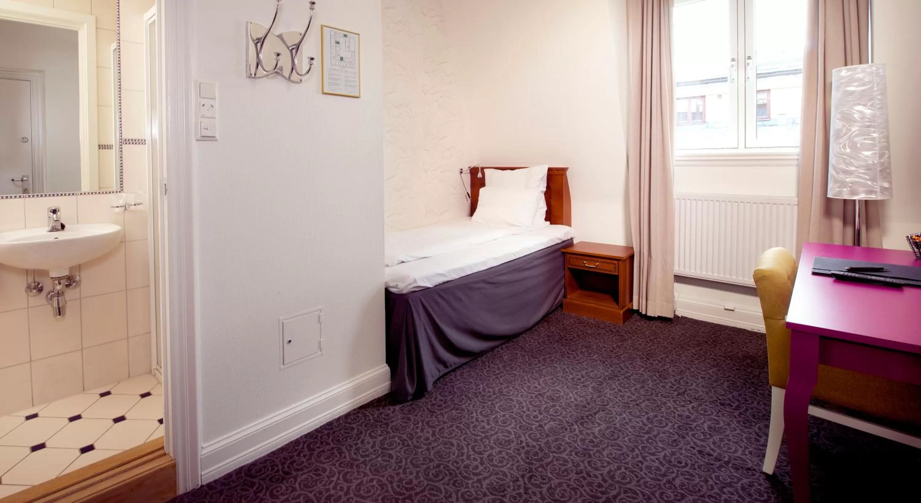 Bed in Home Hotel Savoy