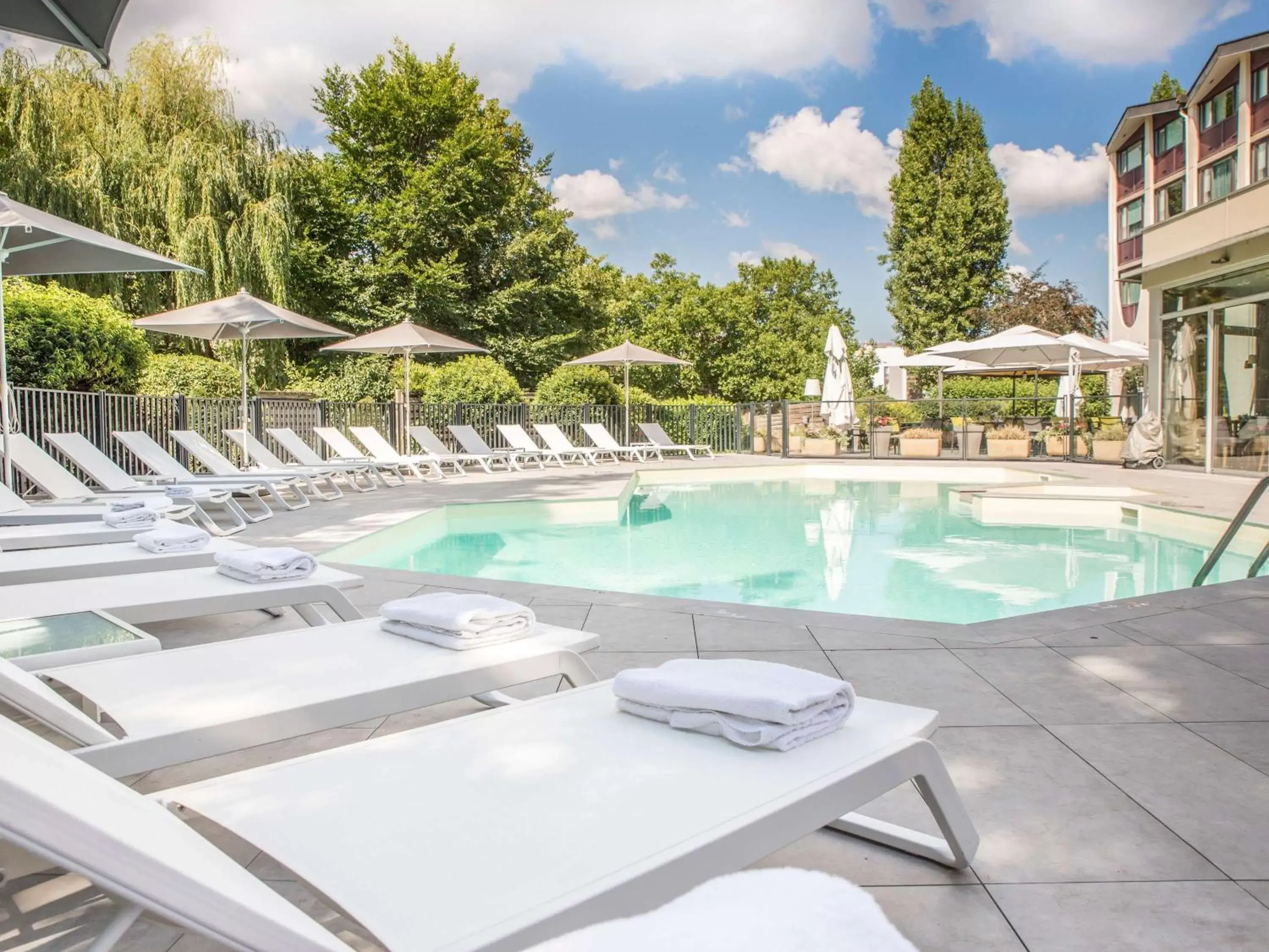 Property building, Swimming Pool in Mercure Beaune Centre