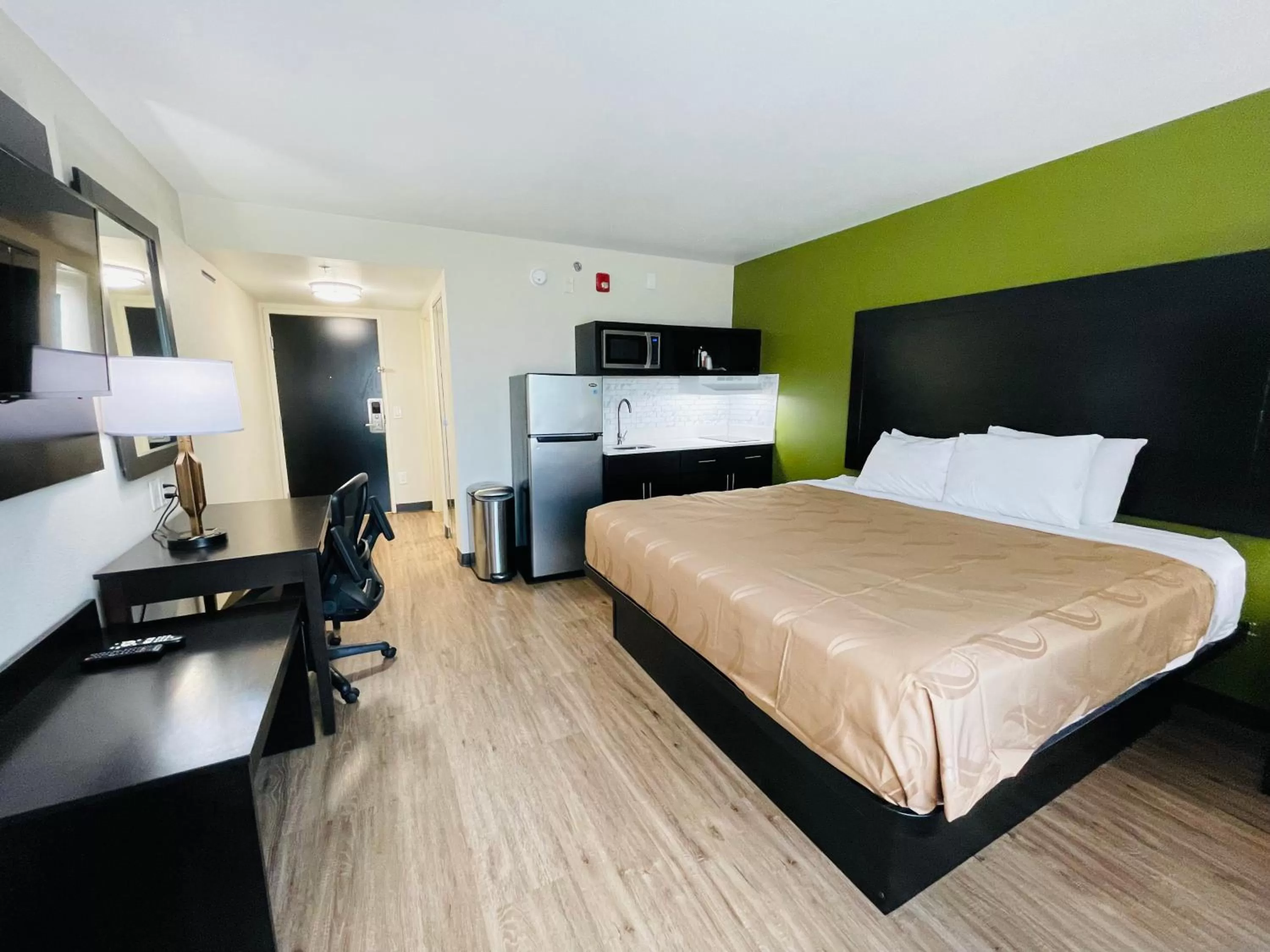 Photo of the whole room, Bed in Quality Inn & Suites Lake Charles South