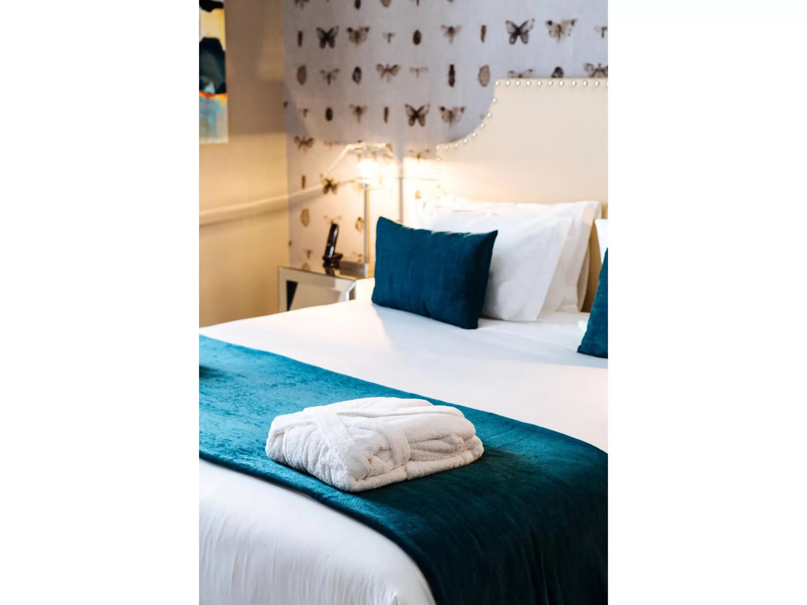 Photo of the whole room, Bed in Dear Lisbon - Gallery House