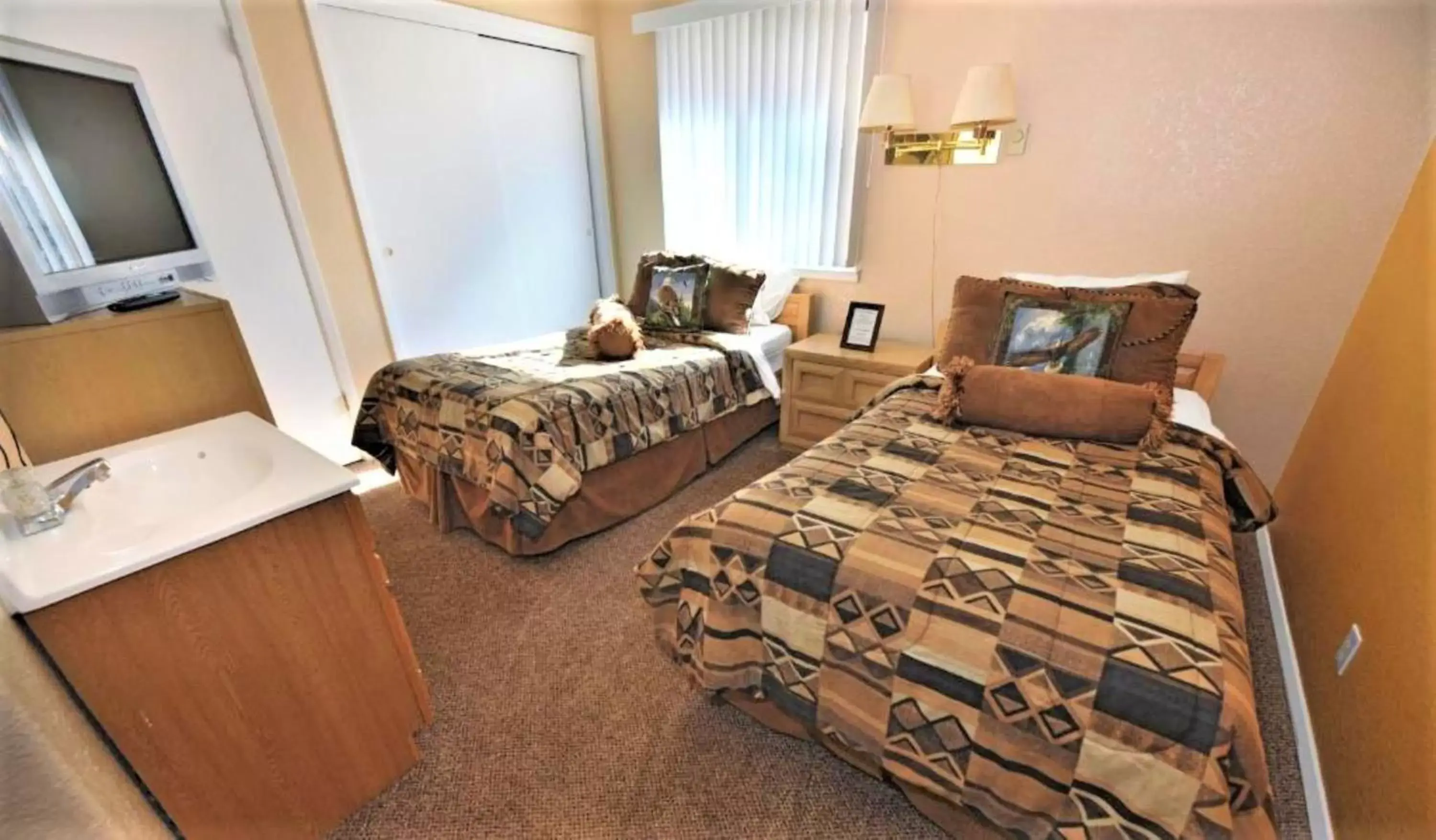 Bedroom, Bed in Pinecliff Village Resort