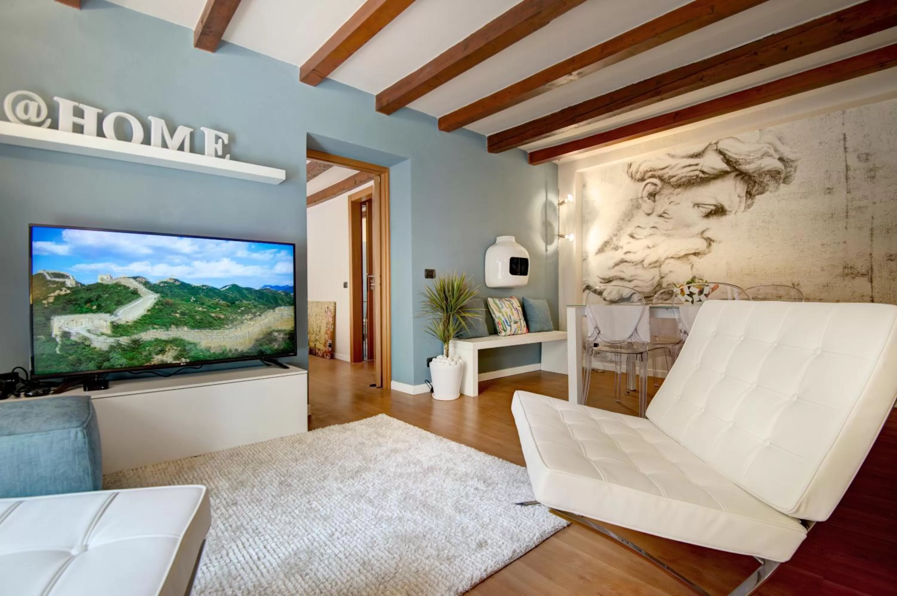 Communal lounge/ TV room in Moscova Luxury B&B